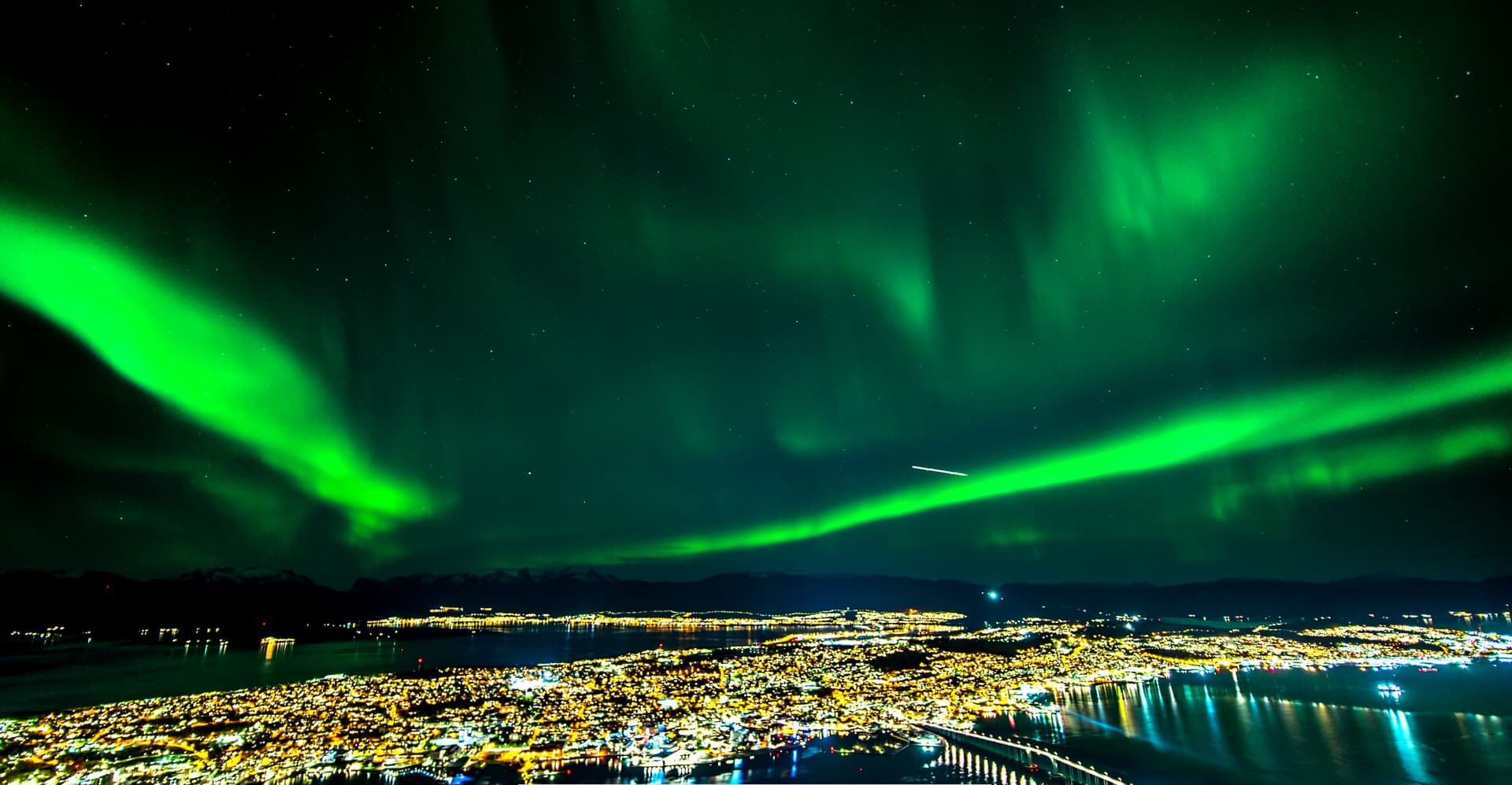 Safari motos nieve en Tromsø con auroras boreales