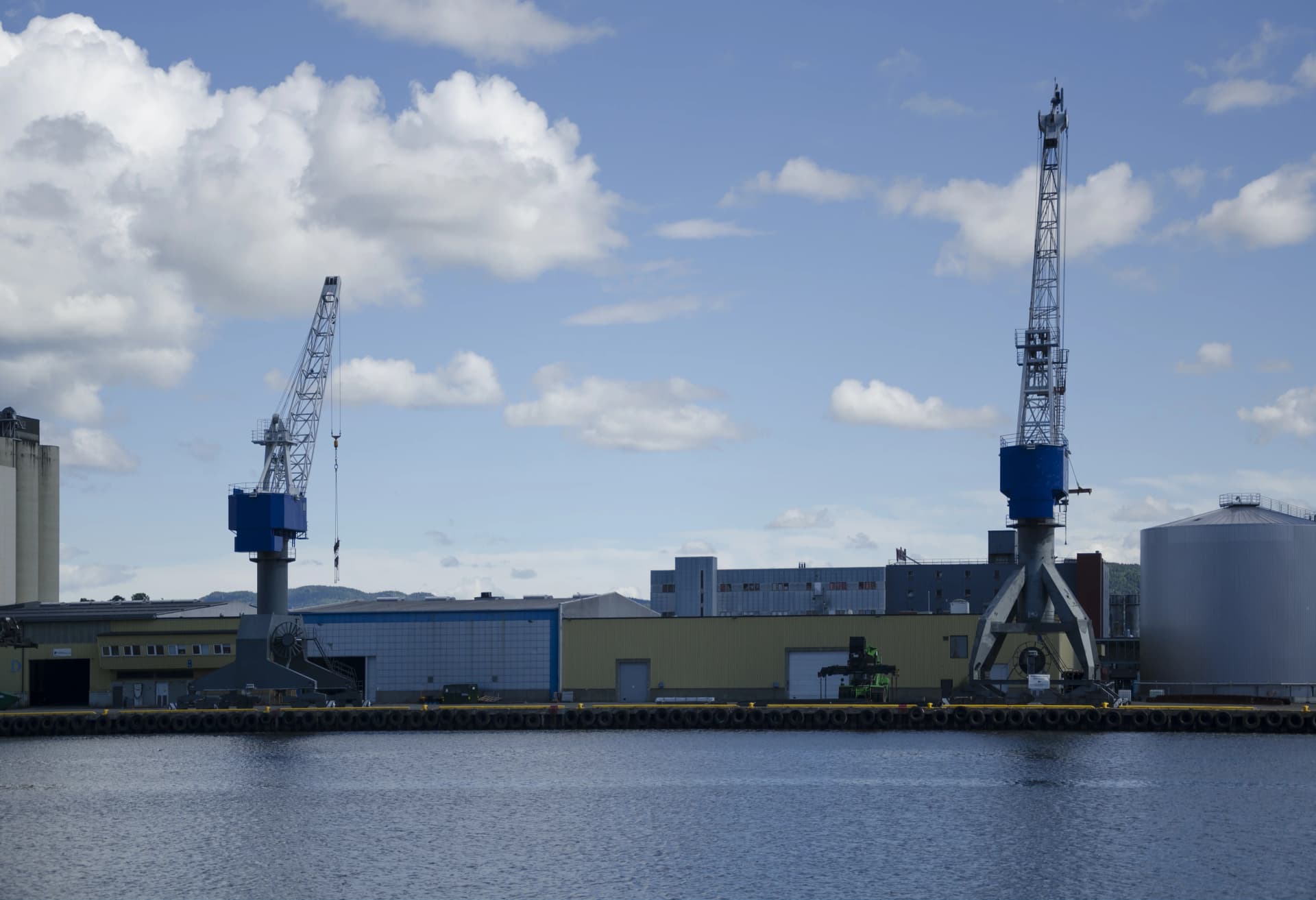 Grúas en el puerto de Drammen