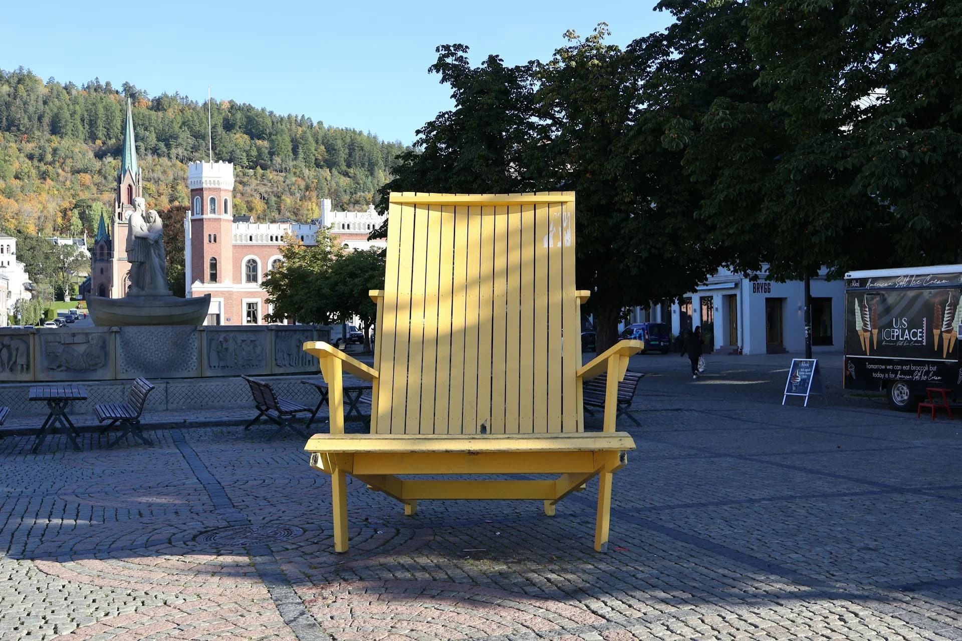 Silla amarilla gigante en la plaza de Drammen