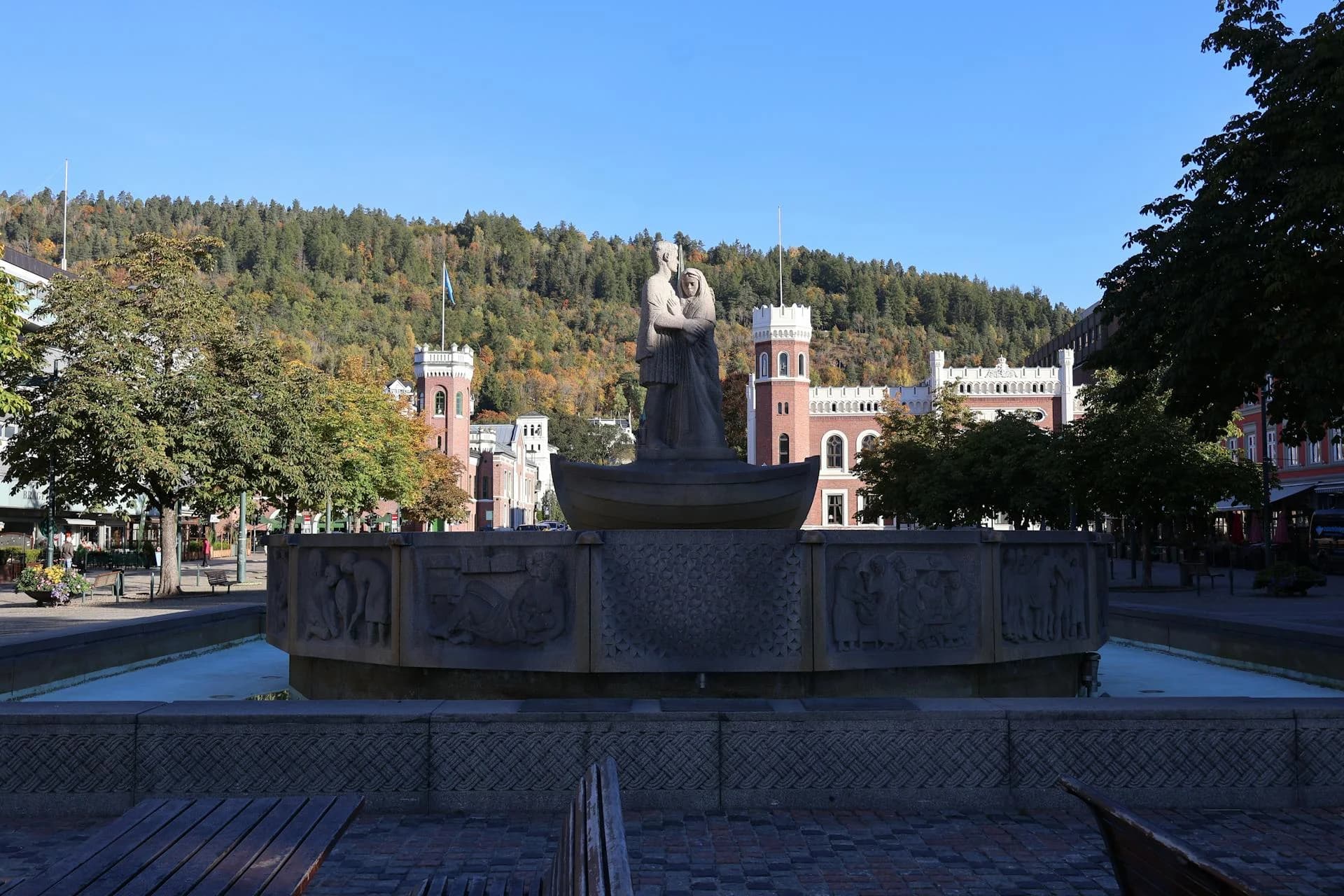 Vista panorámica de la plaza del pueblo de Drammen