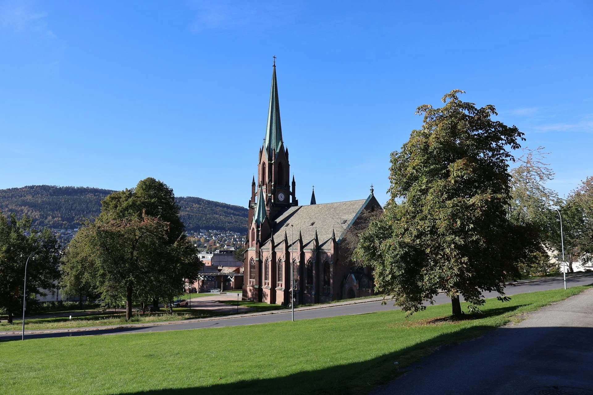 Iglesia de Drammen con montañas al fondo