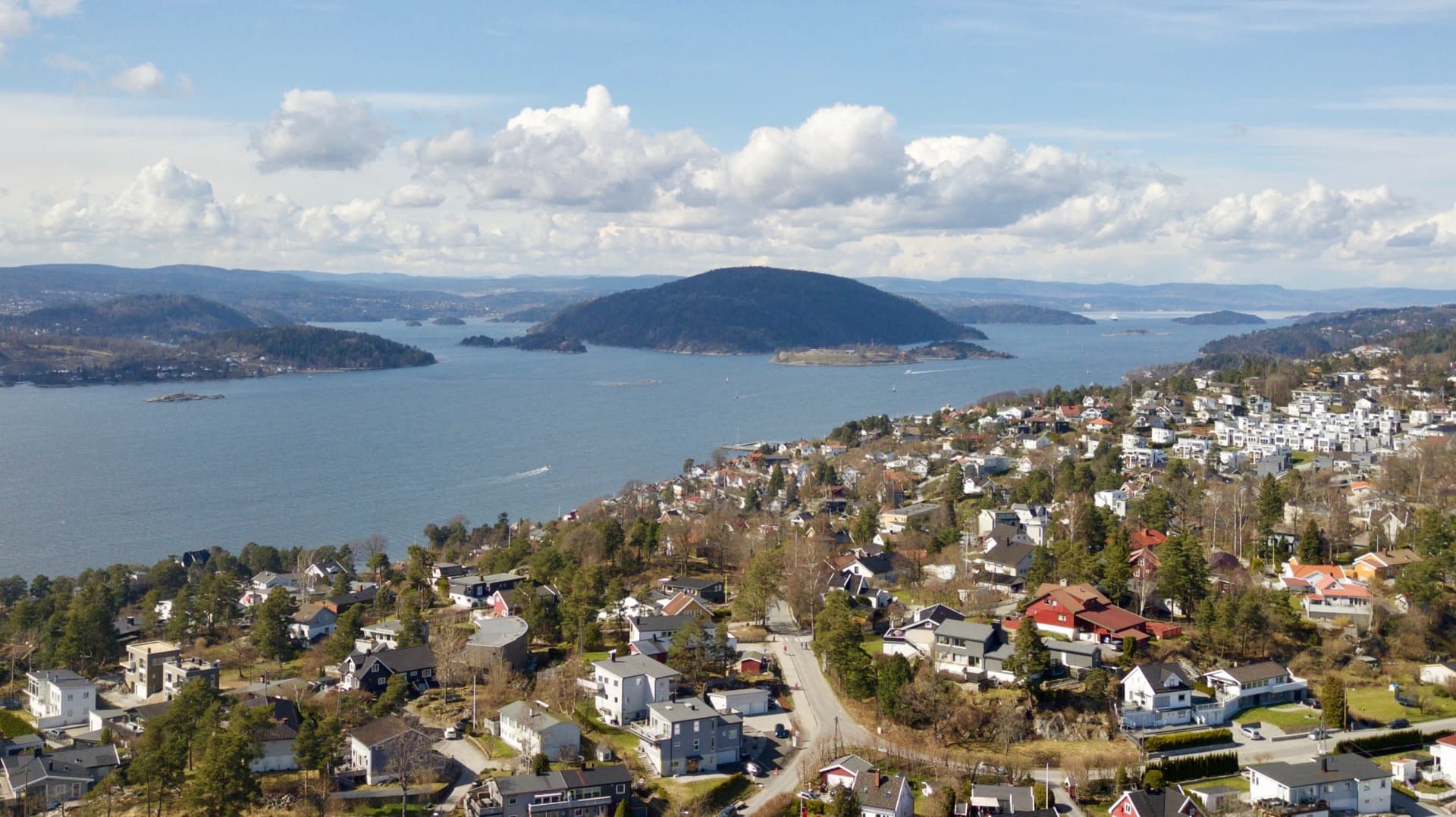 Vista panorámica del puerto de Drøbak al atardecer