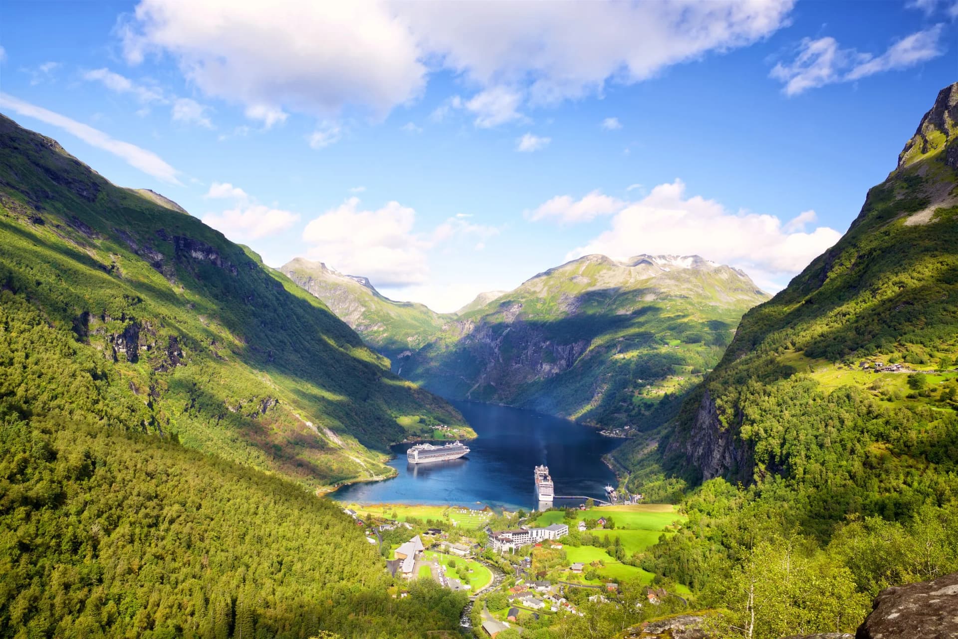 Vista del Geirangerfjord desde carretera panorámica