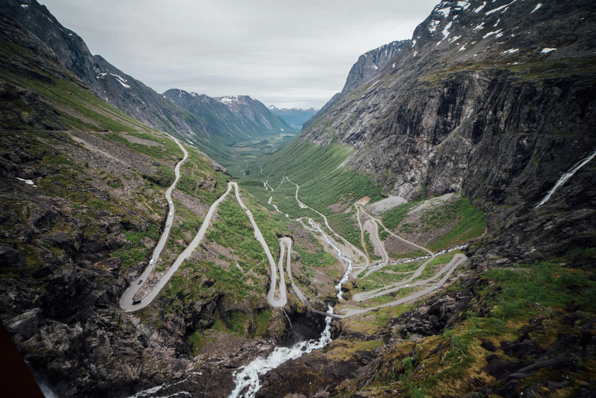 Carretera escénica de montaña en Noruega con paisaje dramático