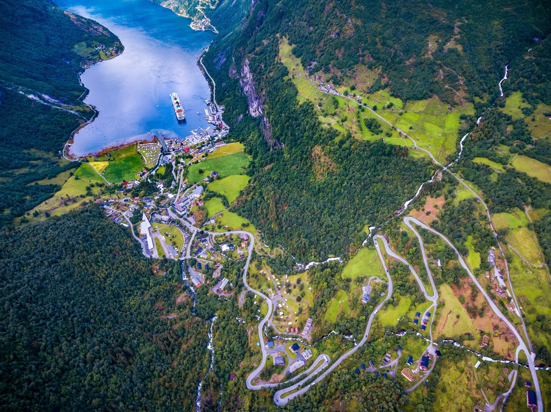 Carretera de las Águilas en Geiranger - Ruta escénica noruega 2025