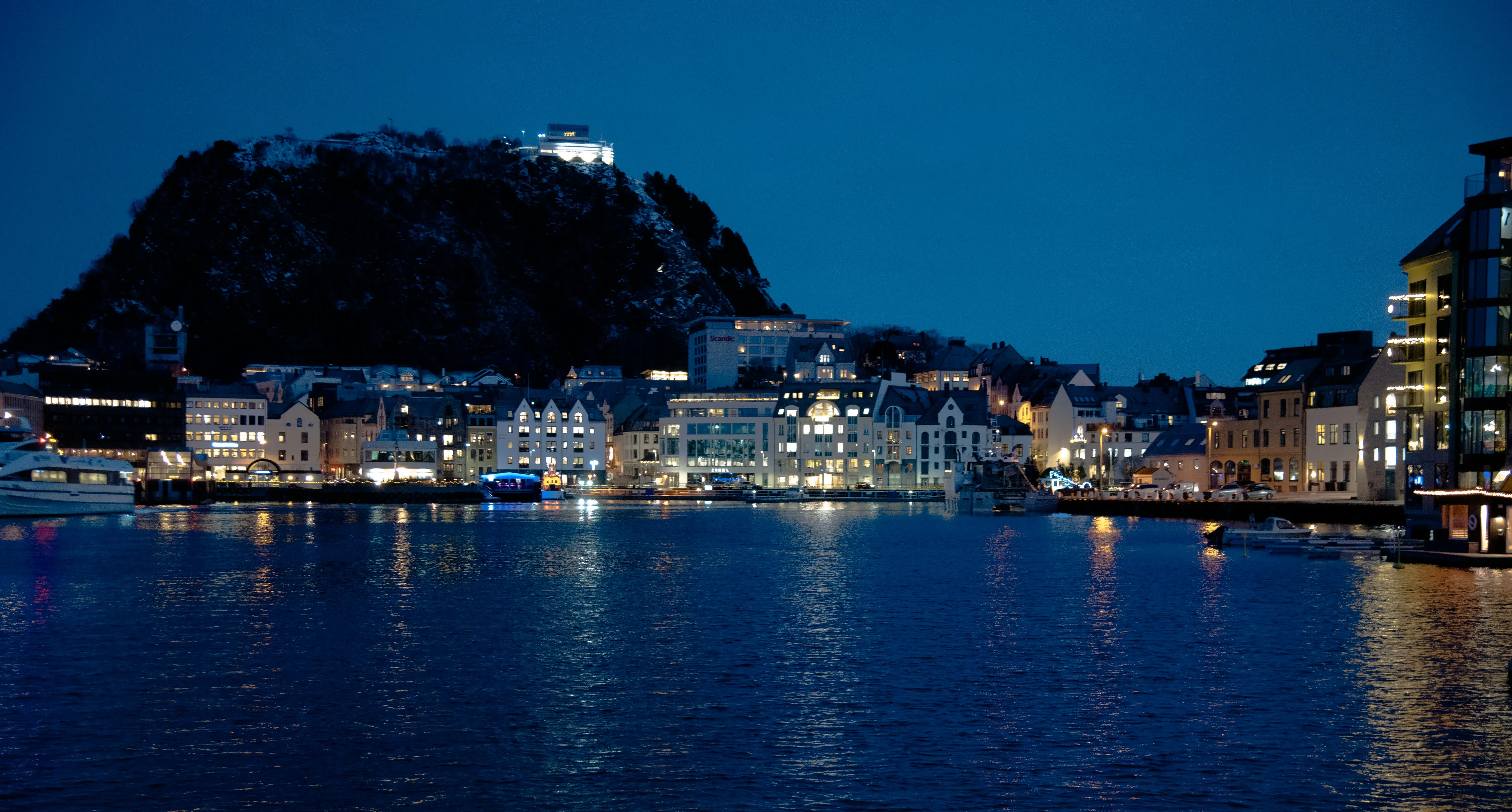 Vista de Ålesund desde el agua con edificios coloridos en una colina
