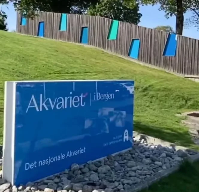 Entrada principal del Acuario de Bergen, el más grande de Noruega