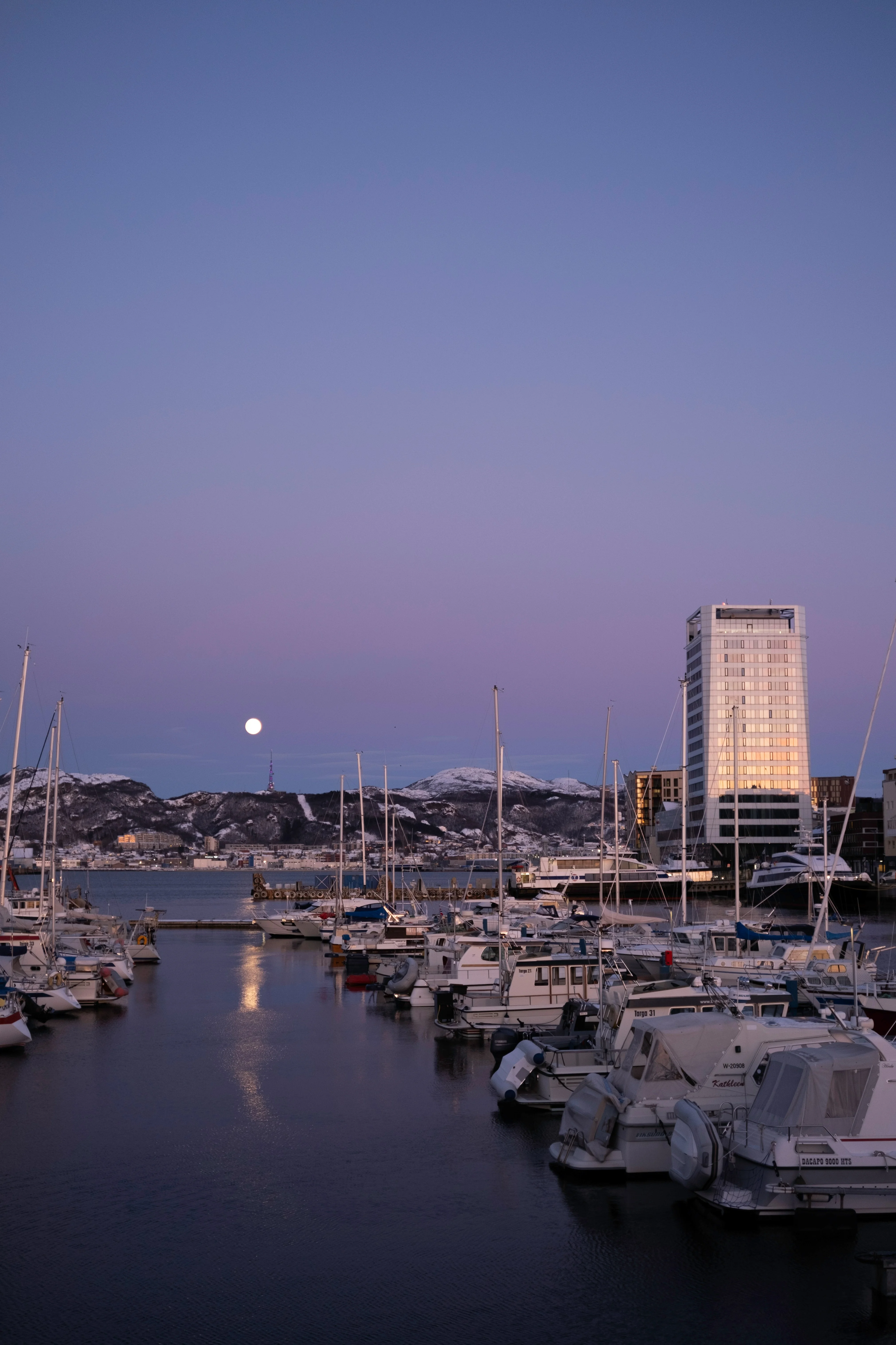 Puerto de Bodø con montañas dramáticas al fondo