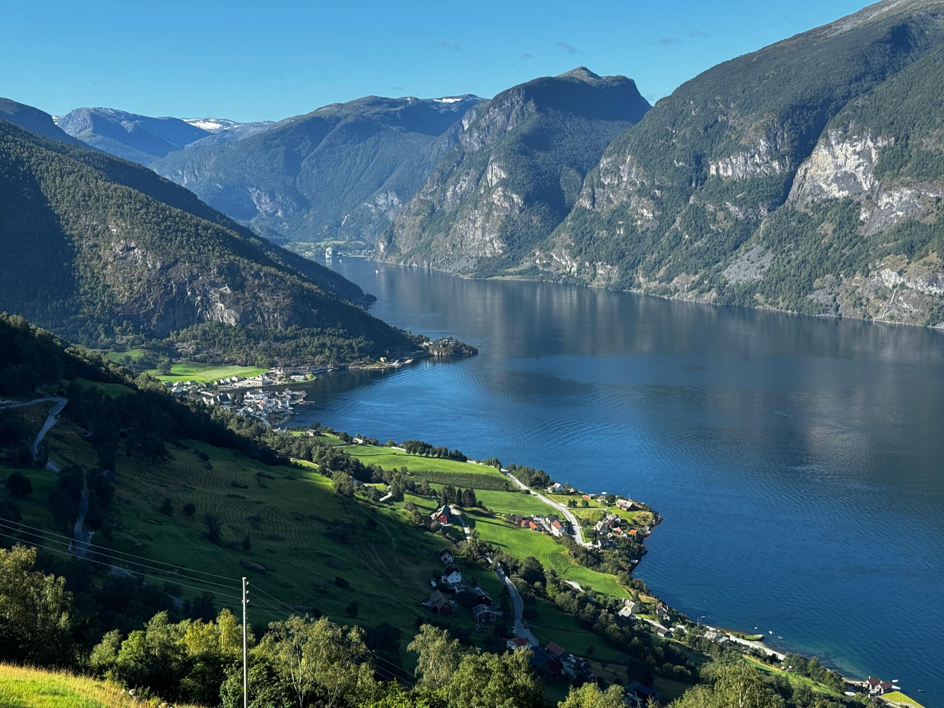 Vista panorámica del Nærøyfjord y el paisaje noruego