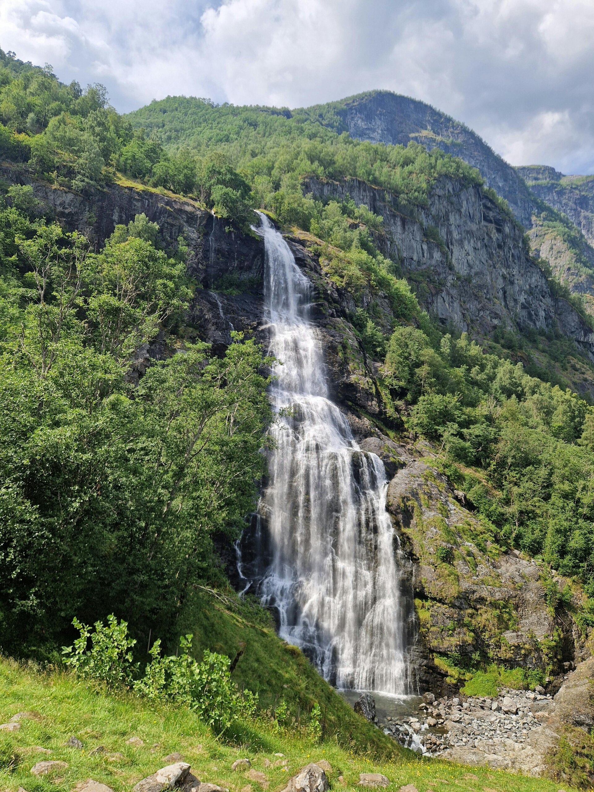 Cascada en la ciudad de Flåm, Noruega