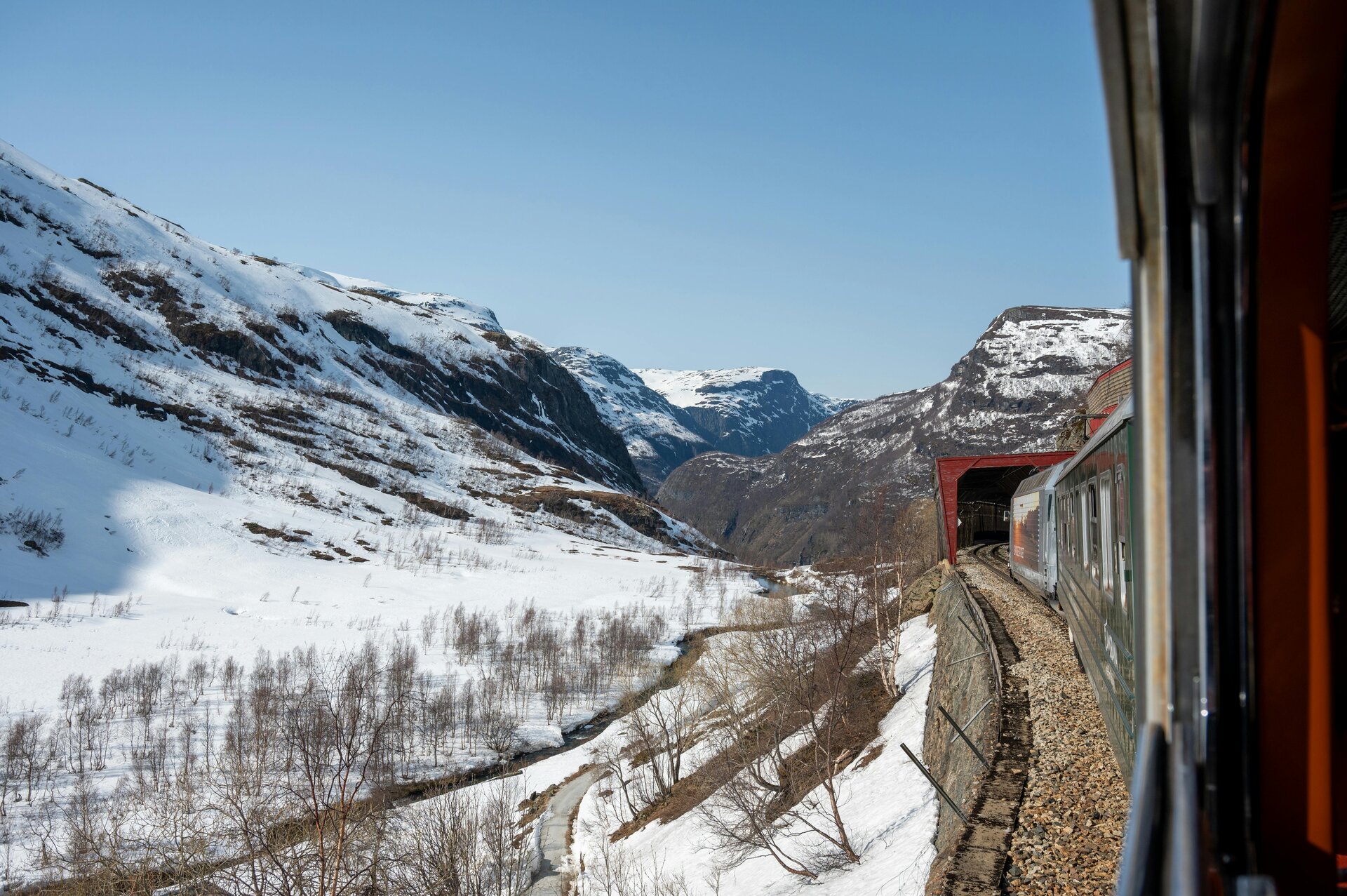 Tren en paisaje nevado de Noruega