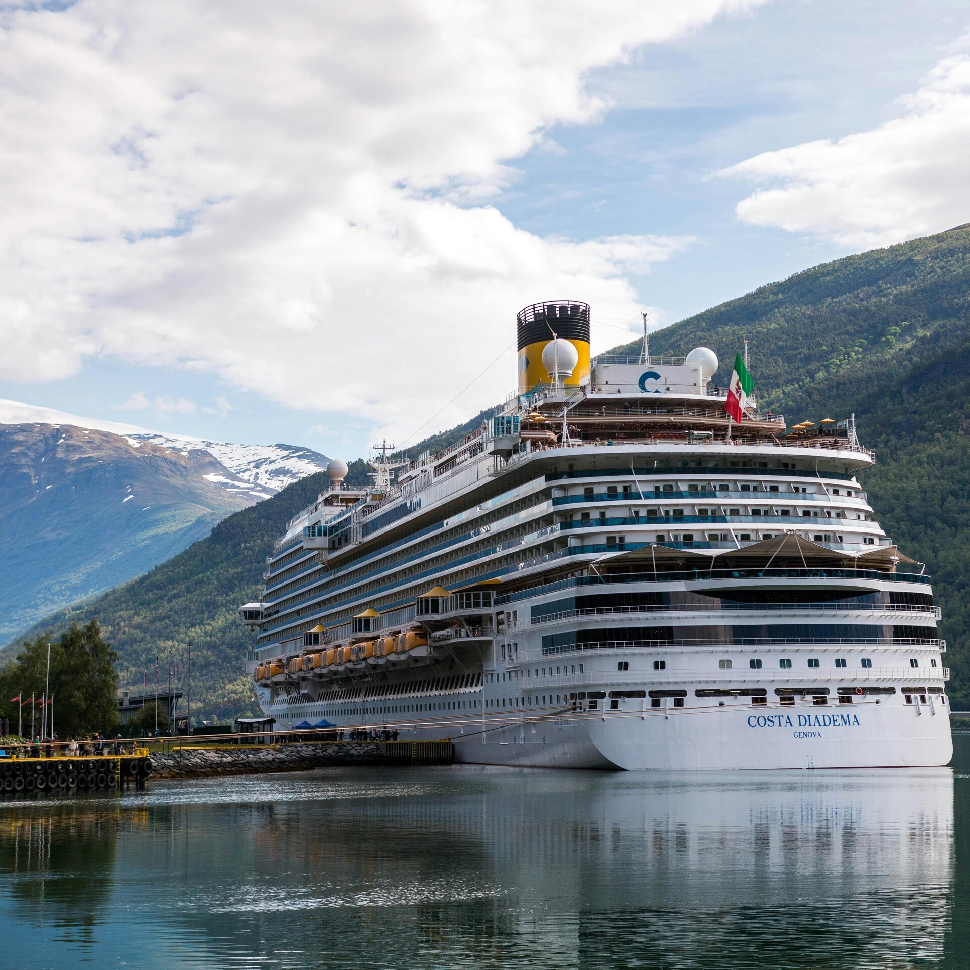 Crucero Costa Diadema en el puerto de Flåm con montañas