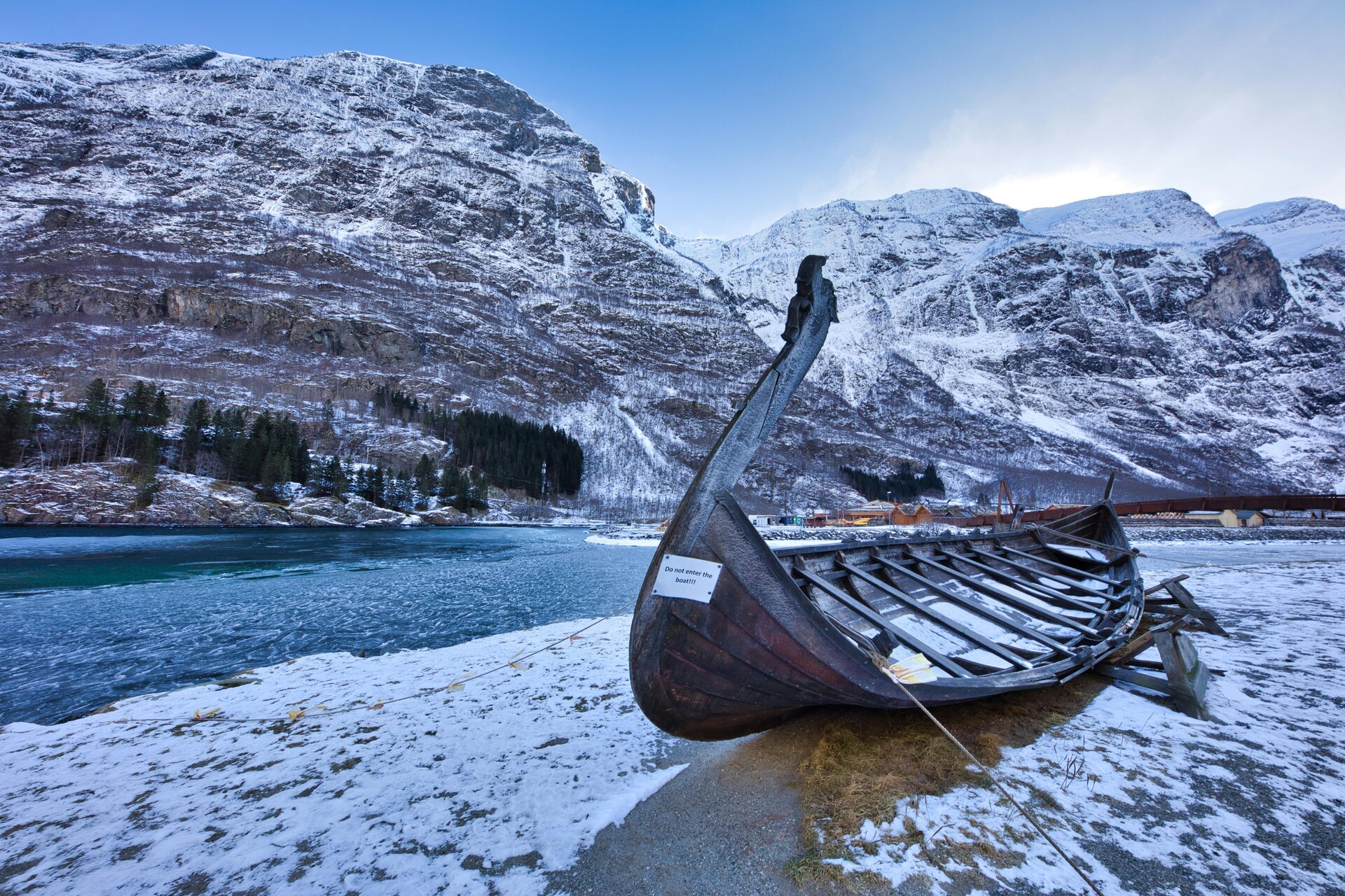 Barco vikingo en el río y orilla del fiordo