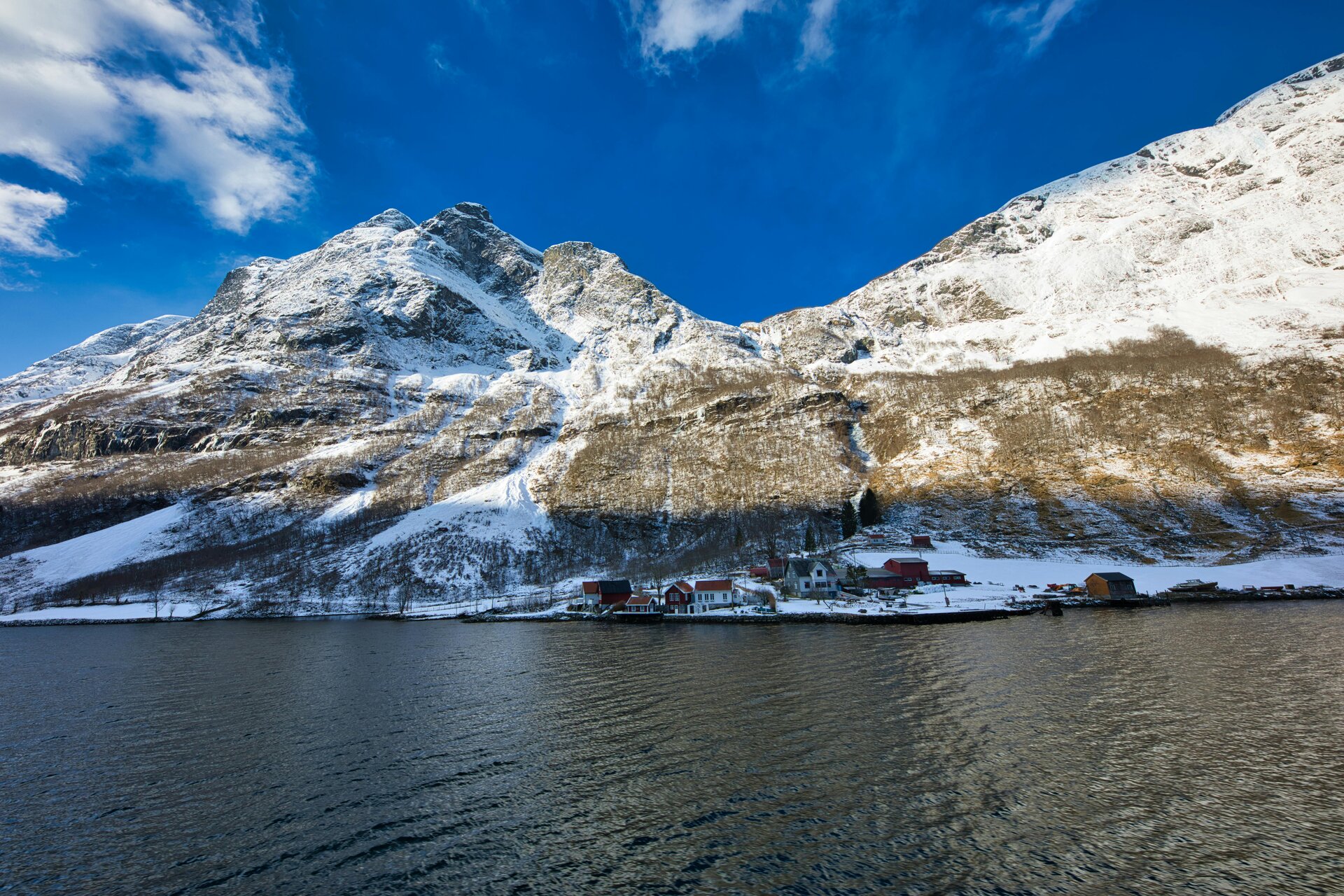 Casas tradicionales junto al lago y río