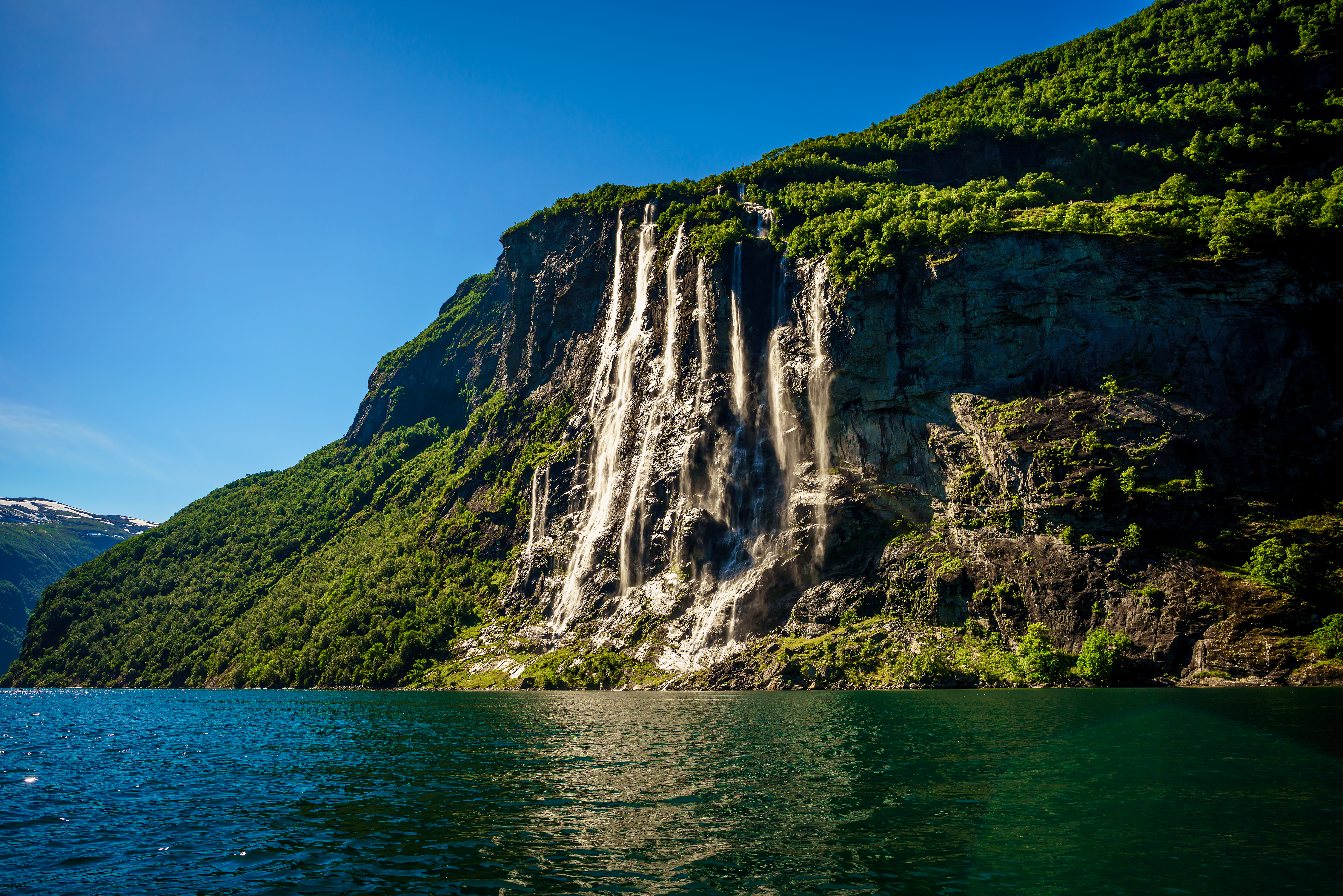 La impresionante cascada de las Siete Hermanas cayendo directamente al fiordo