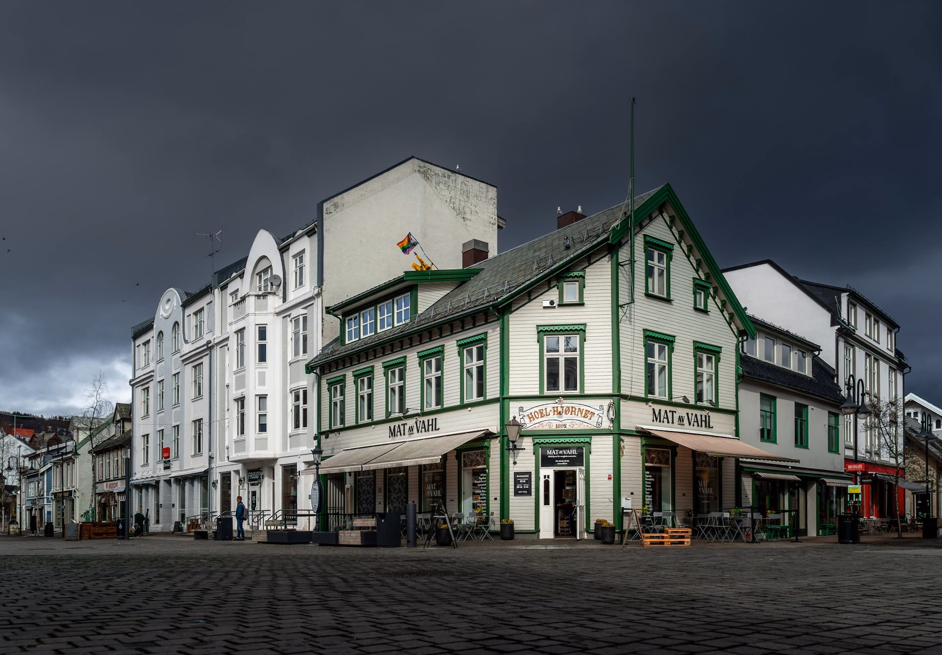 Edificio histórico en esquina de Harstad