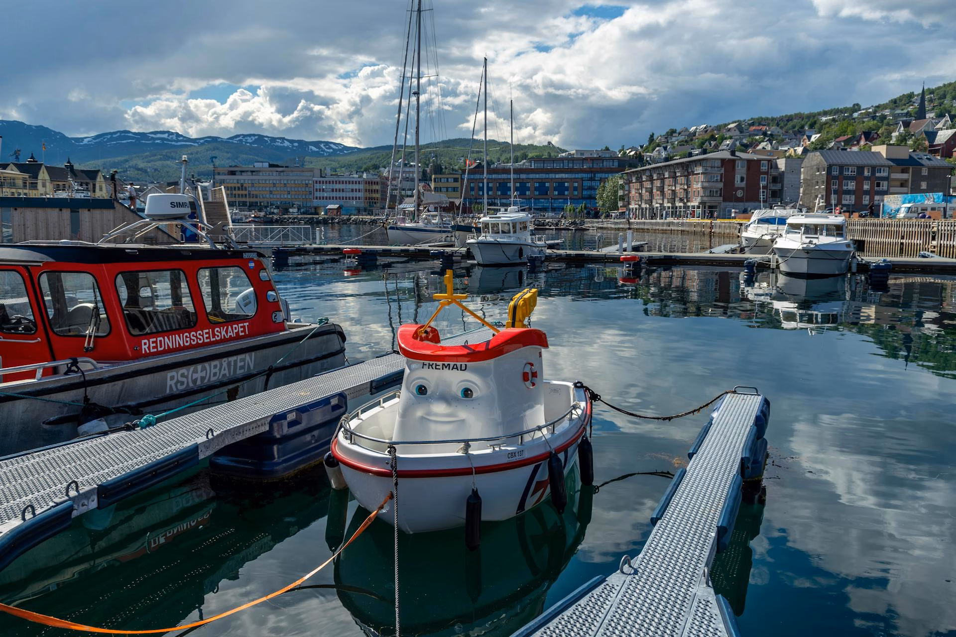 Puerto de Harstad con barcos