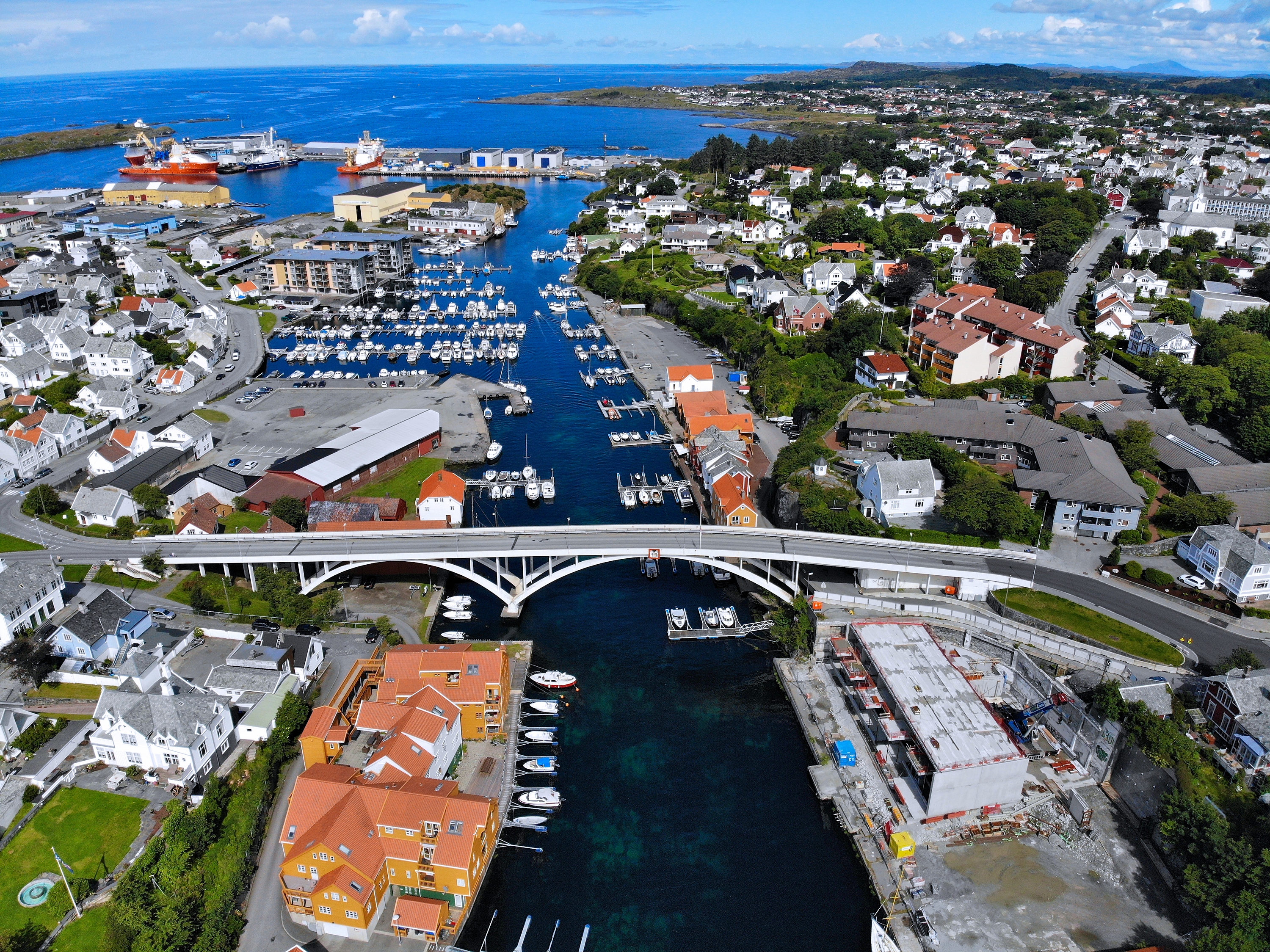 Vista panorámica del puerto de Haugesund con sus casas coloridas y el mar