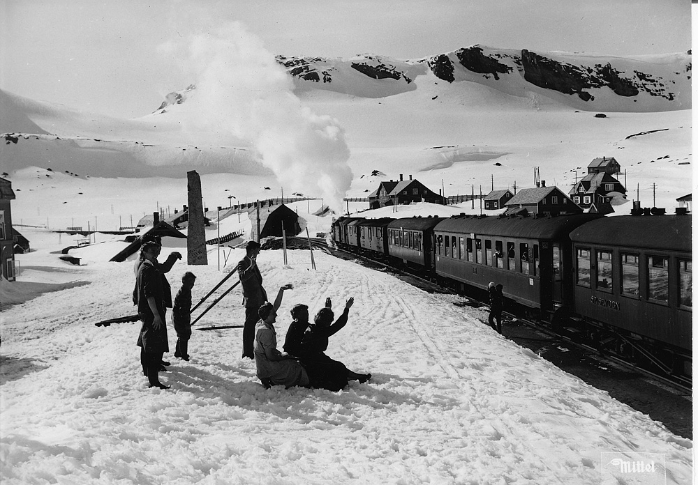 Tren eléctrico Bergensbanen 2025 atravesando paisaje nevado en Finse