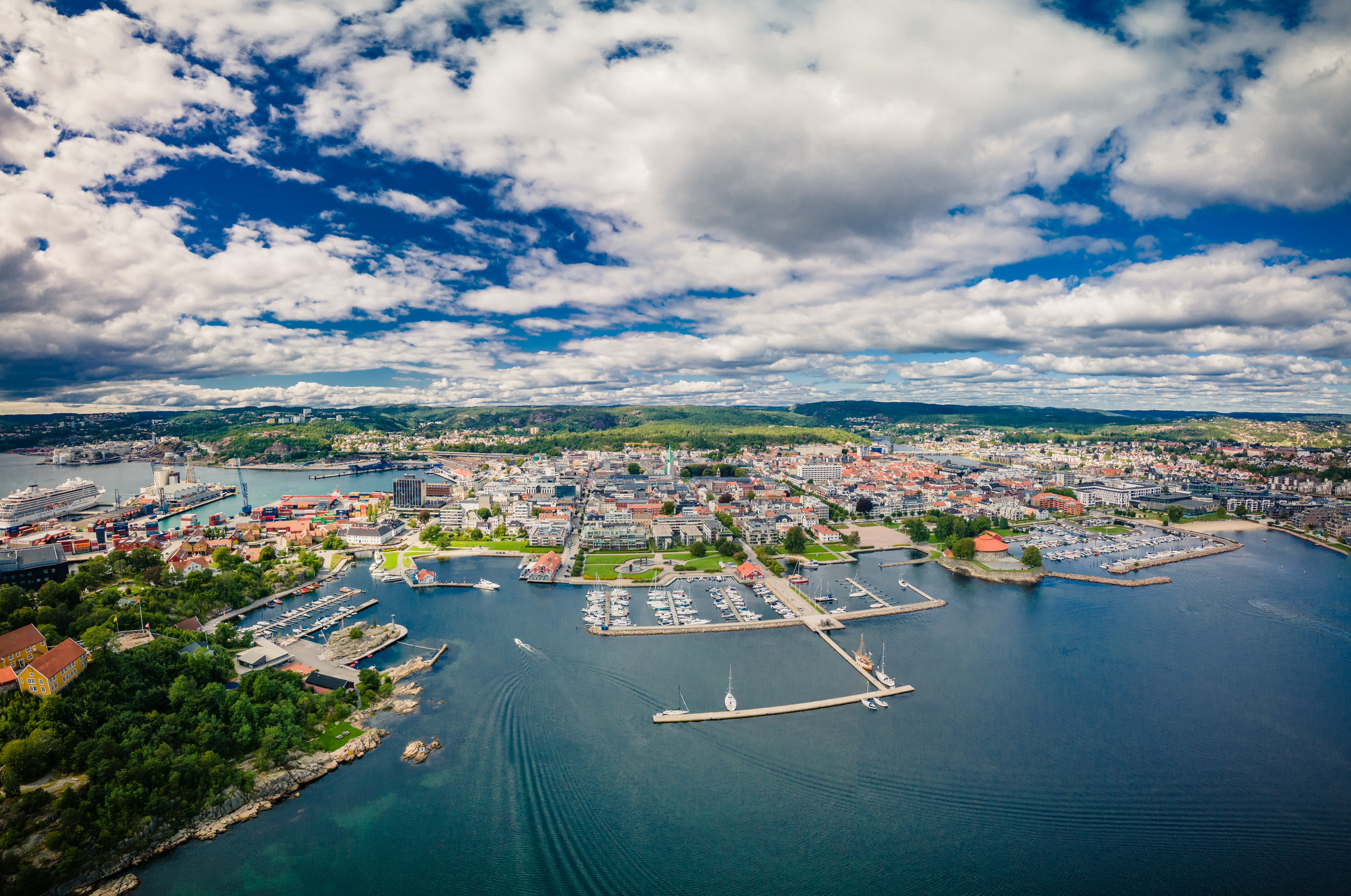 Vista panorámica de Kristiansand con su playa urbana, puerto y casco antiguo