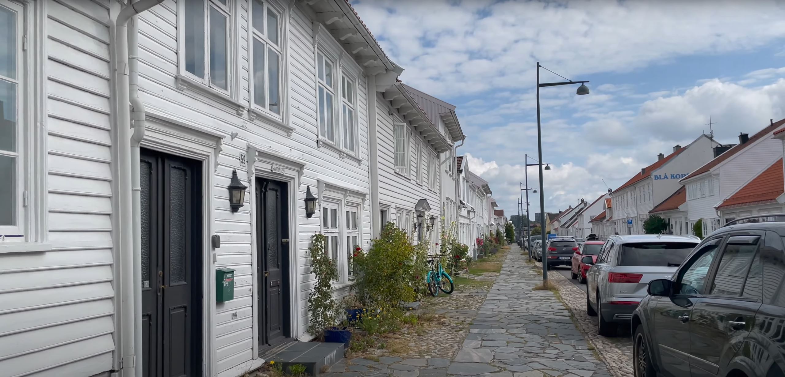 El encantador barrio de Posebyen con sus casas blancas de madera