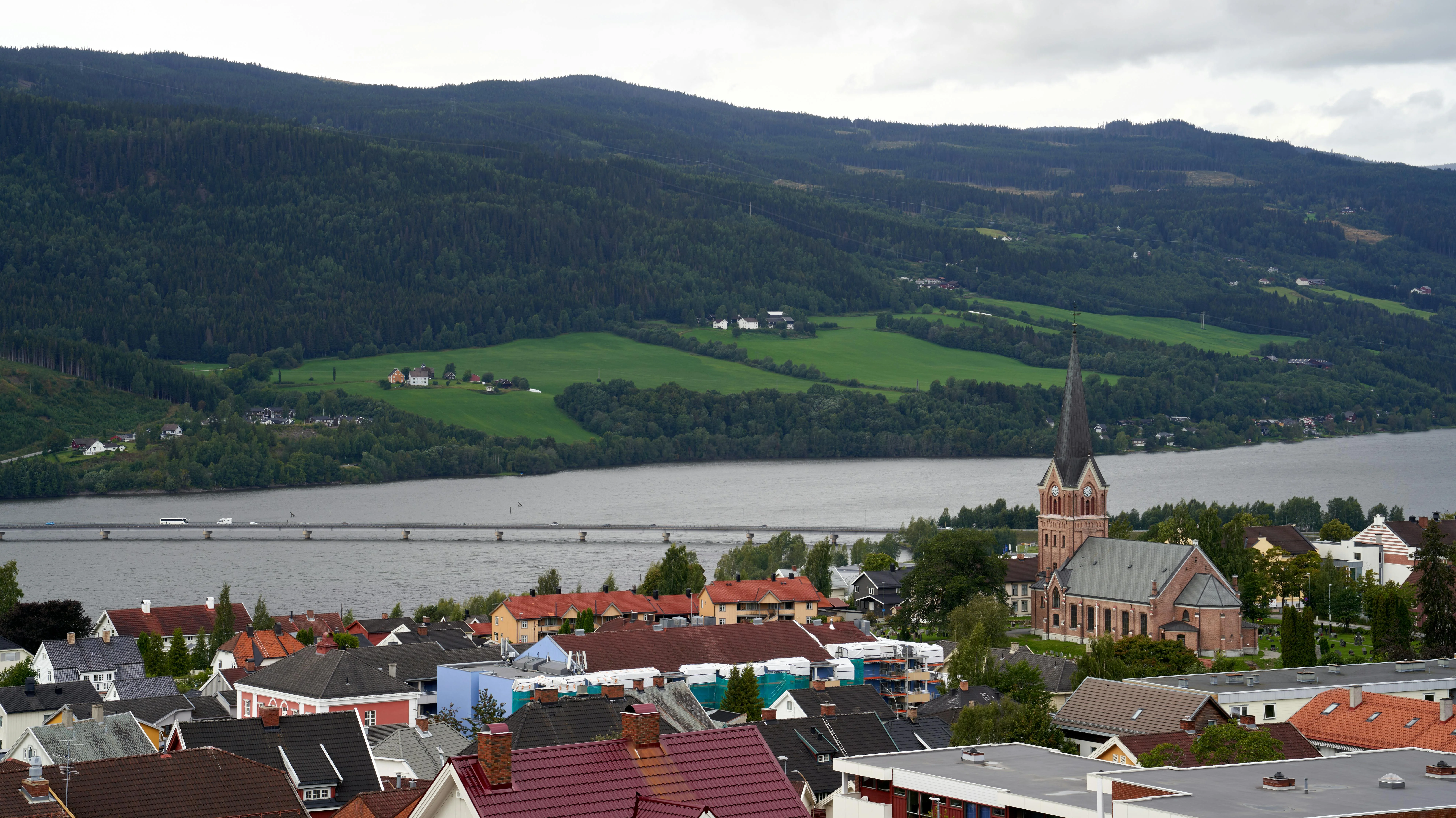 Vista panorámica de Lillehammer con paisaje montañoso y campos