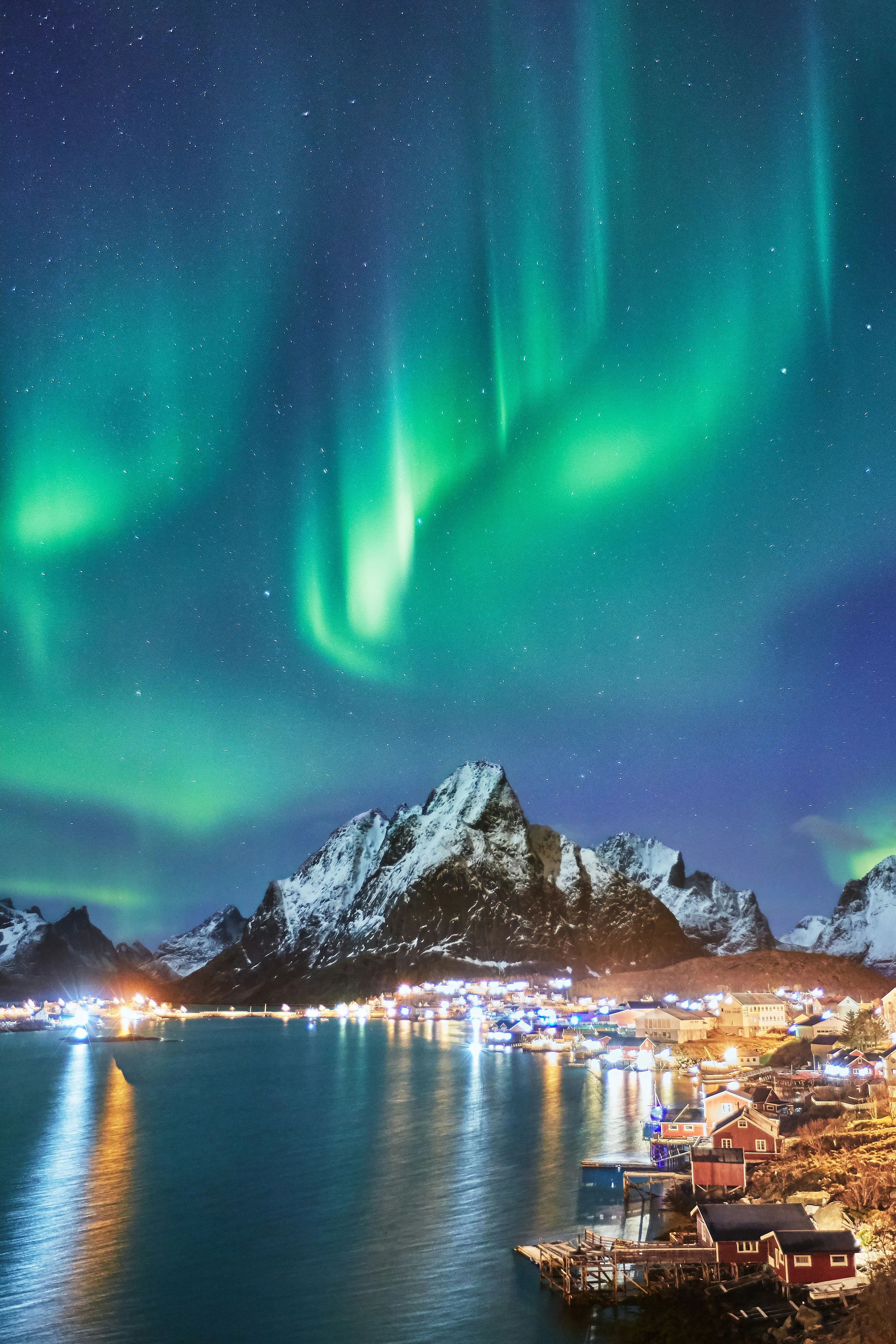 Aurora boreal sobre Reine en invierno