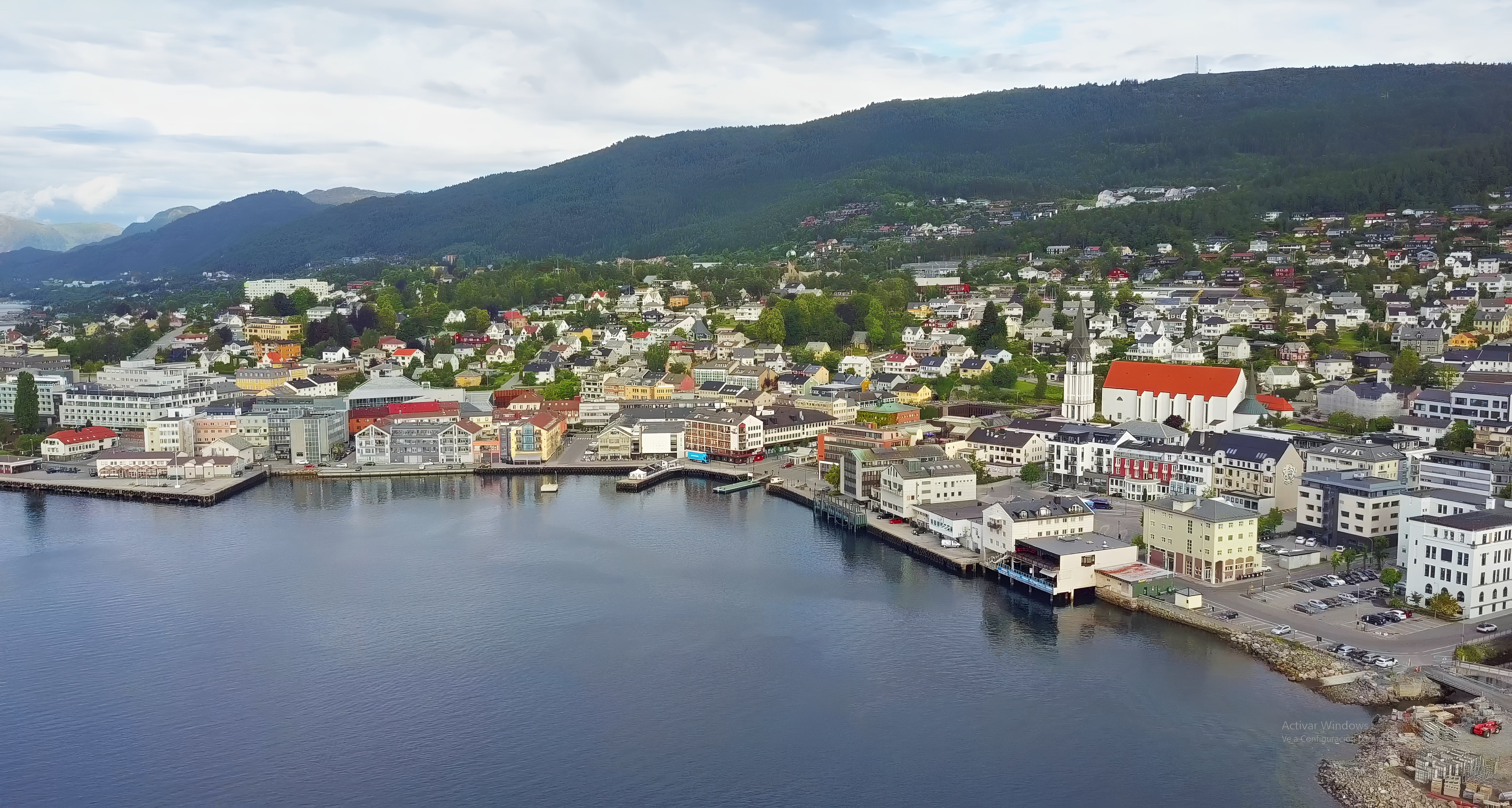 Vista panorámica de Molde con el fiordo y las montañas de fondo