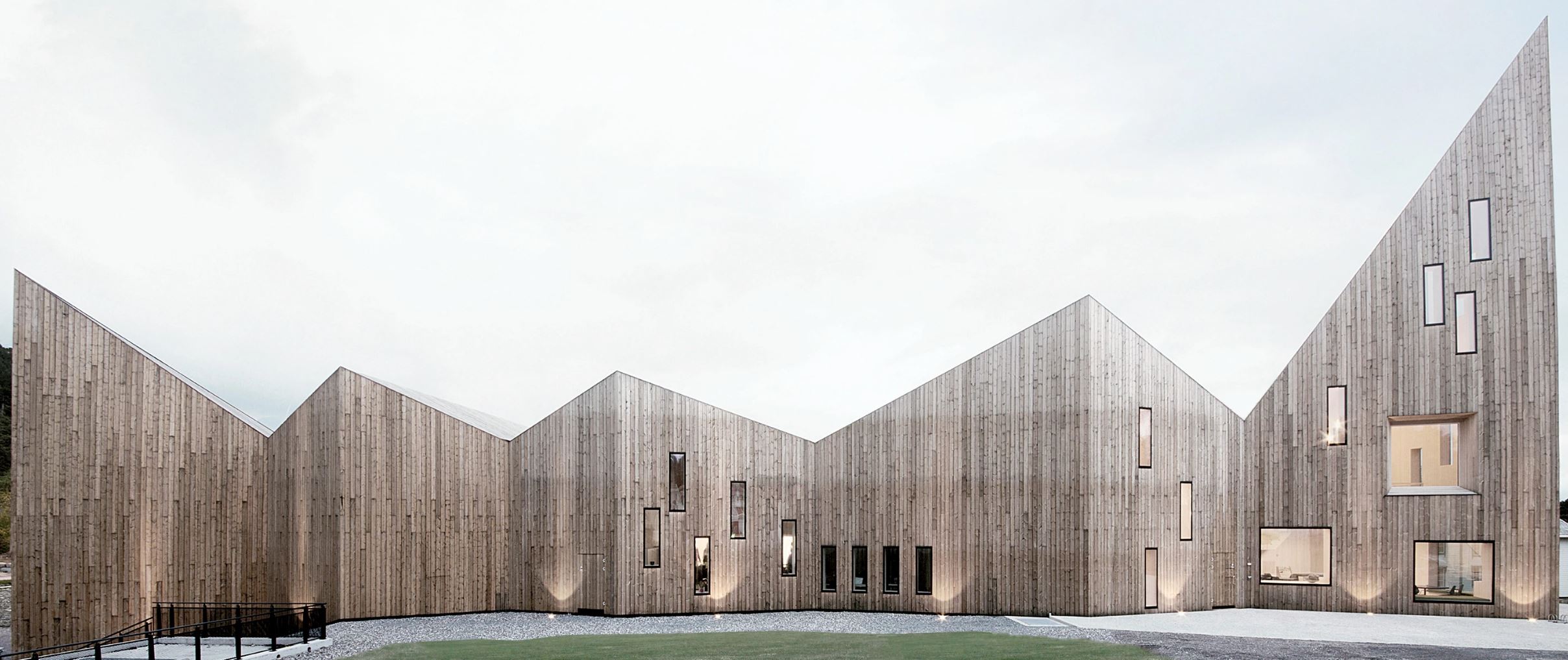 El pintoresco Museo del Romsdal con sus edificios históricos de madera