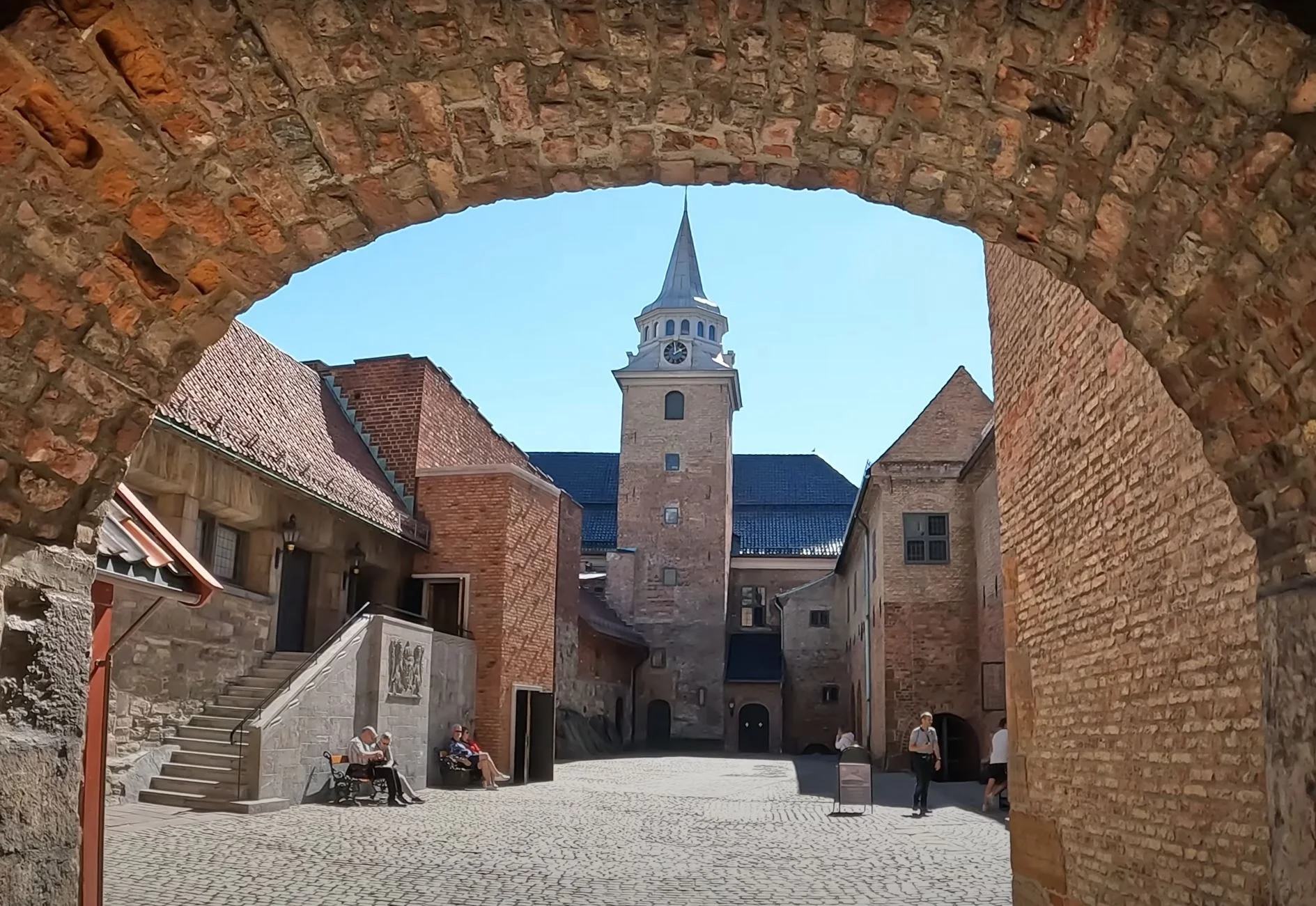 Fortaleza de Akershus con vista al fiordo
