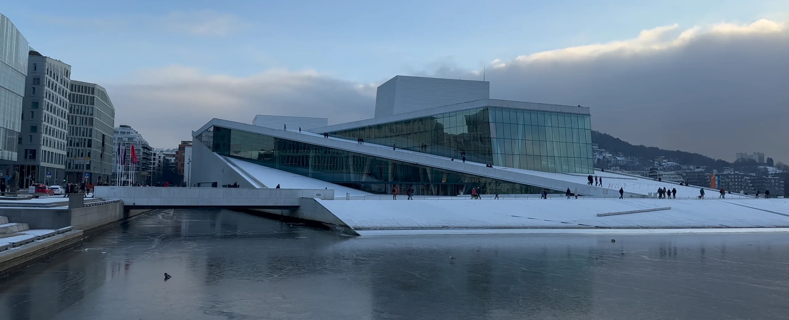 Ópera de Oslo con gente caminando en el techo