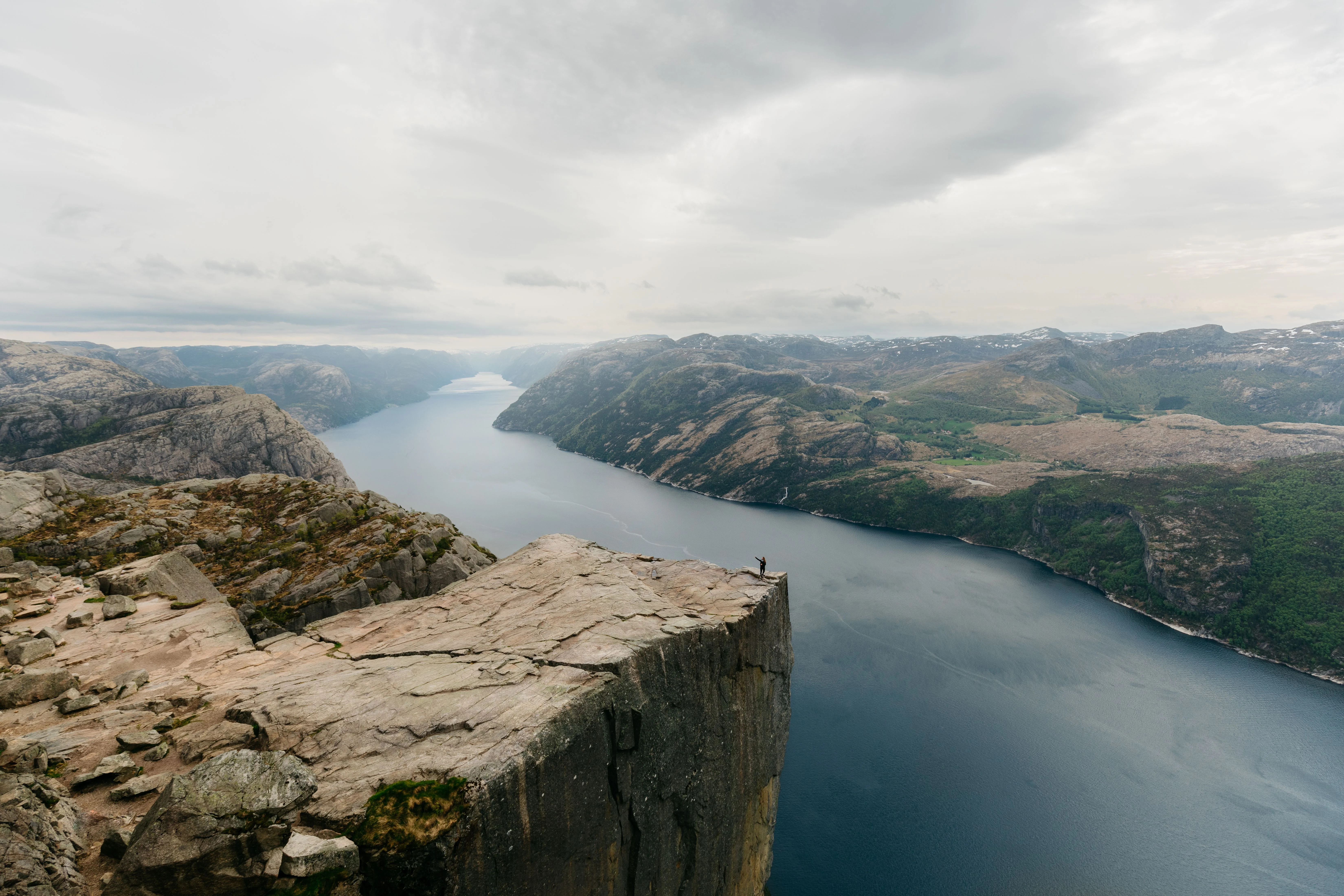 Vista panorámica de Preikestolen (El Púlpito) sobre el fiordo de Lyse