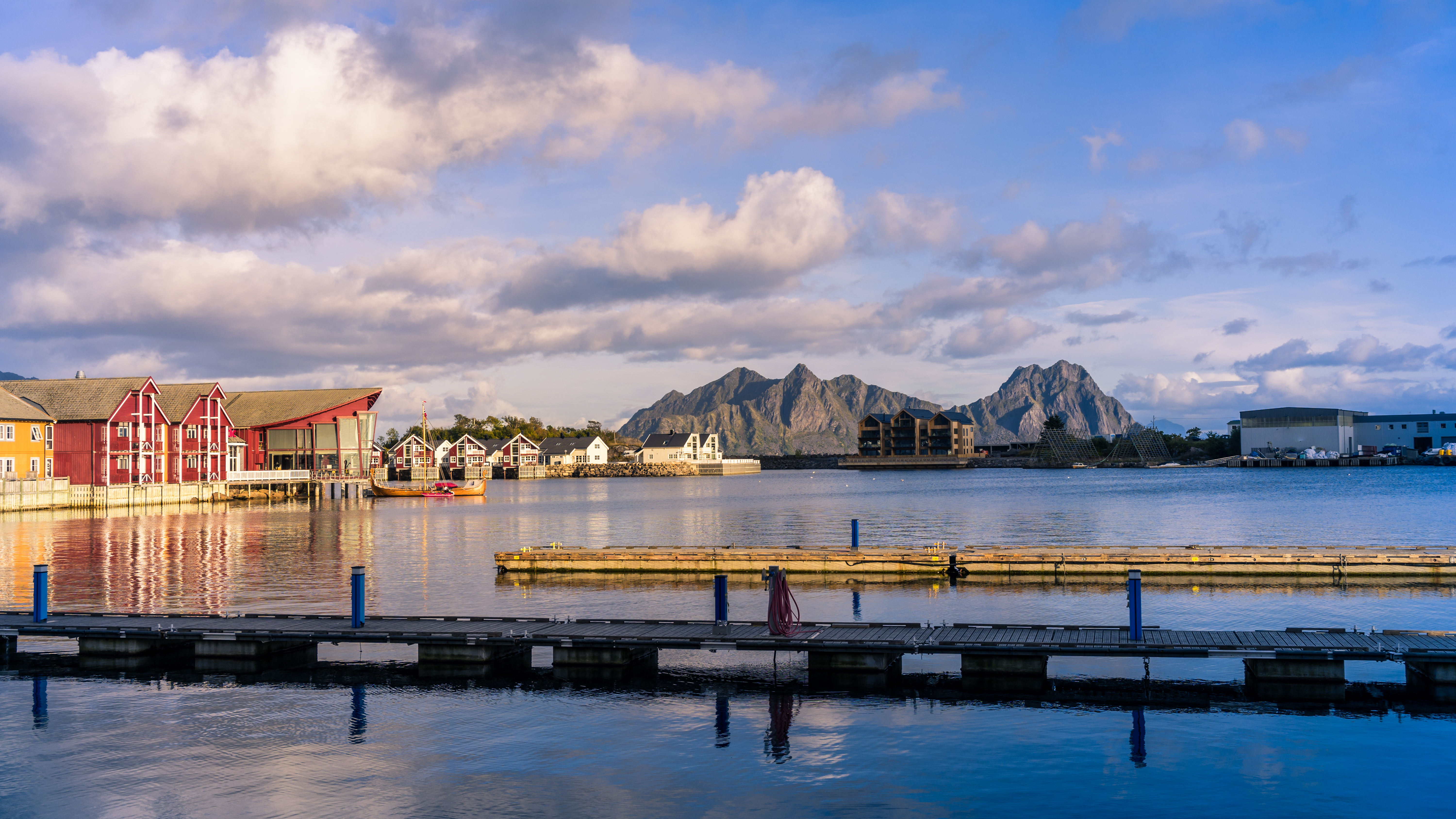 El pintoresco puerto de Svolvær con sus tradicionales casas rojas (rorbuer)