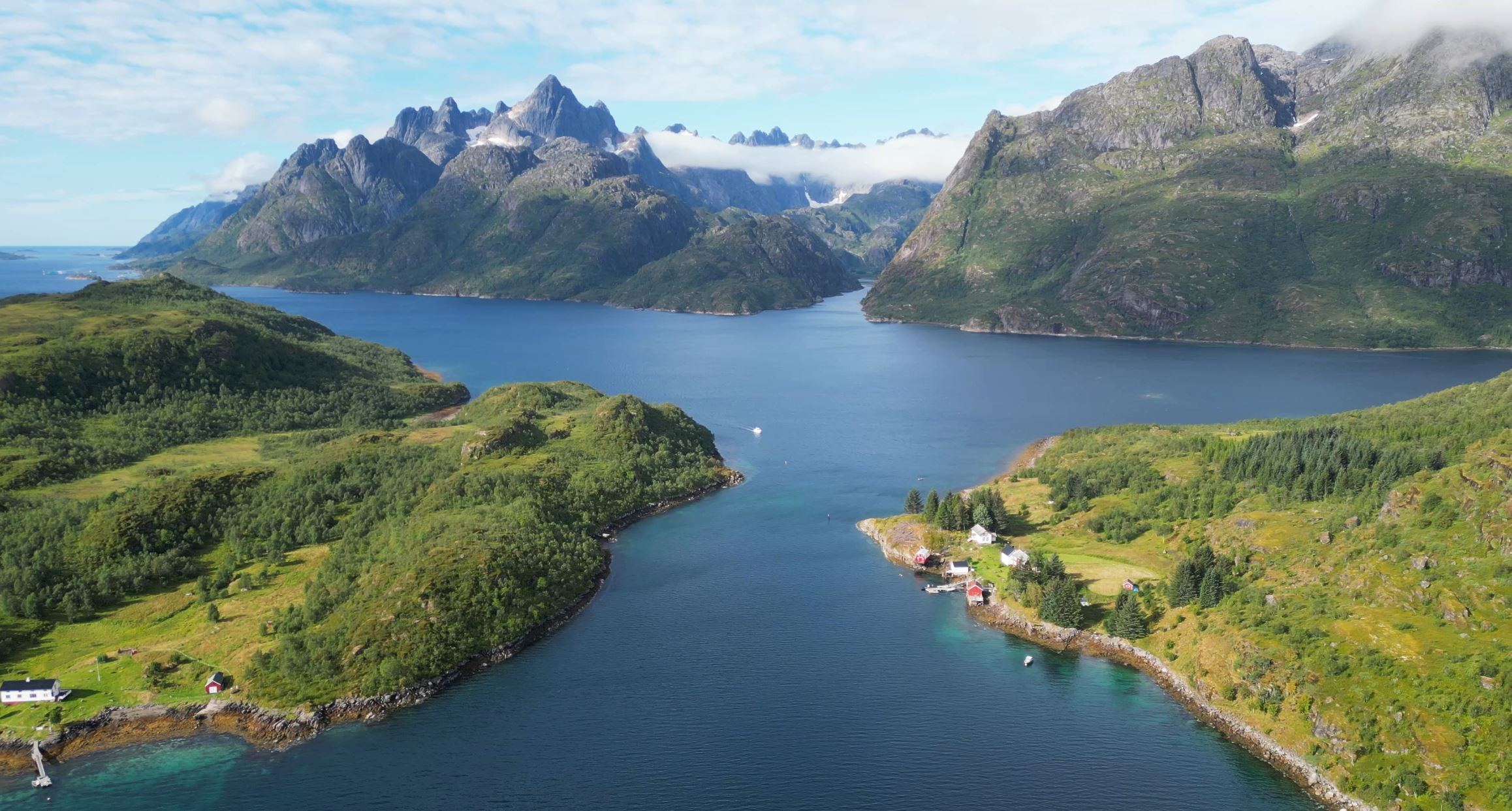 El impresionante y estrecho Trollfjord rodeado de montañas