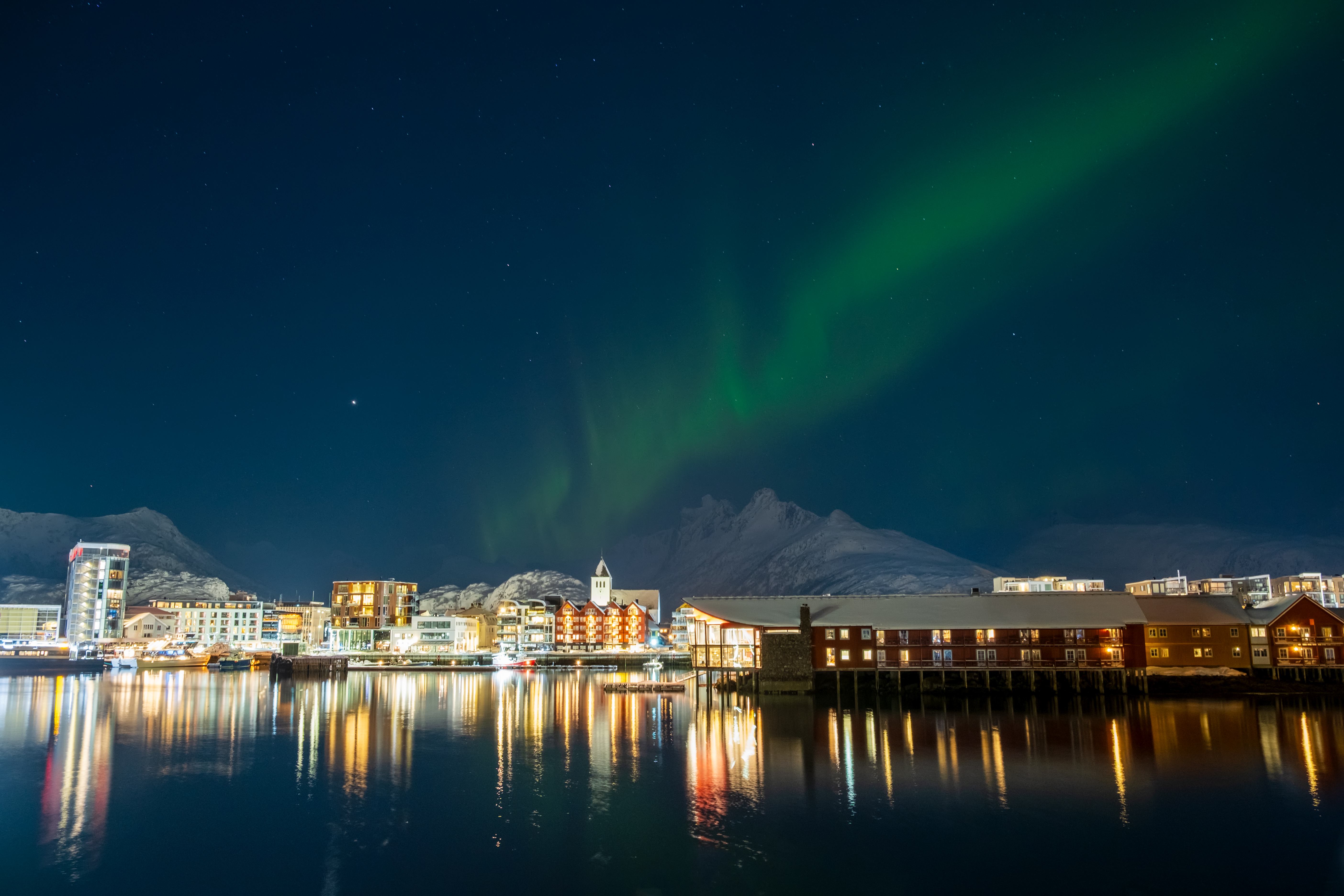 Vista panorámica de Svolvær con sus montañas, el puerto y las casas de pescadores