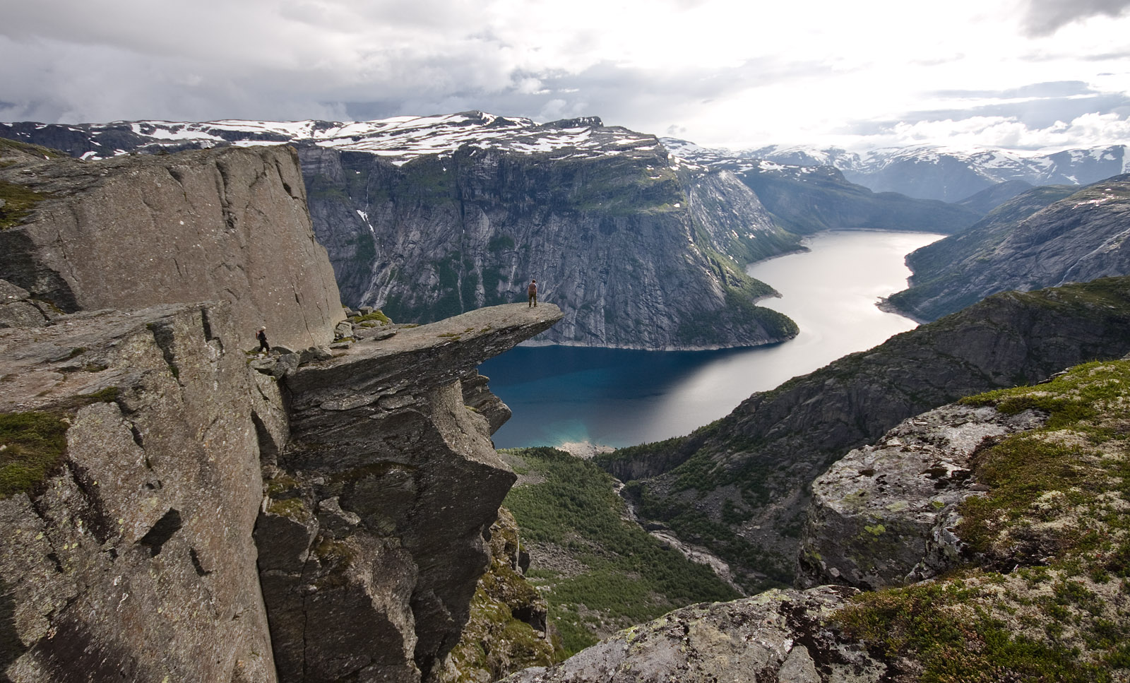 Vista de Trolltunga sobre el lago