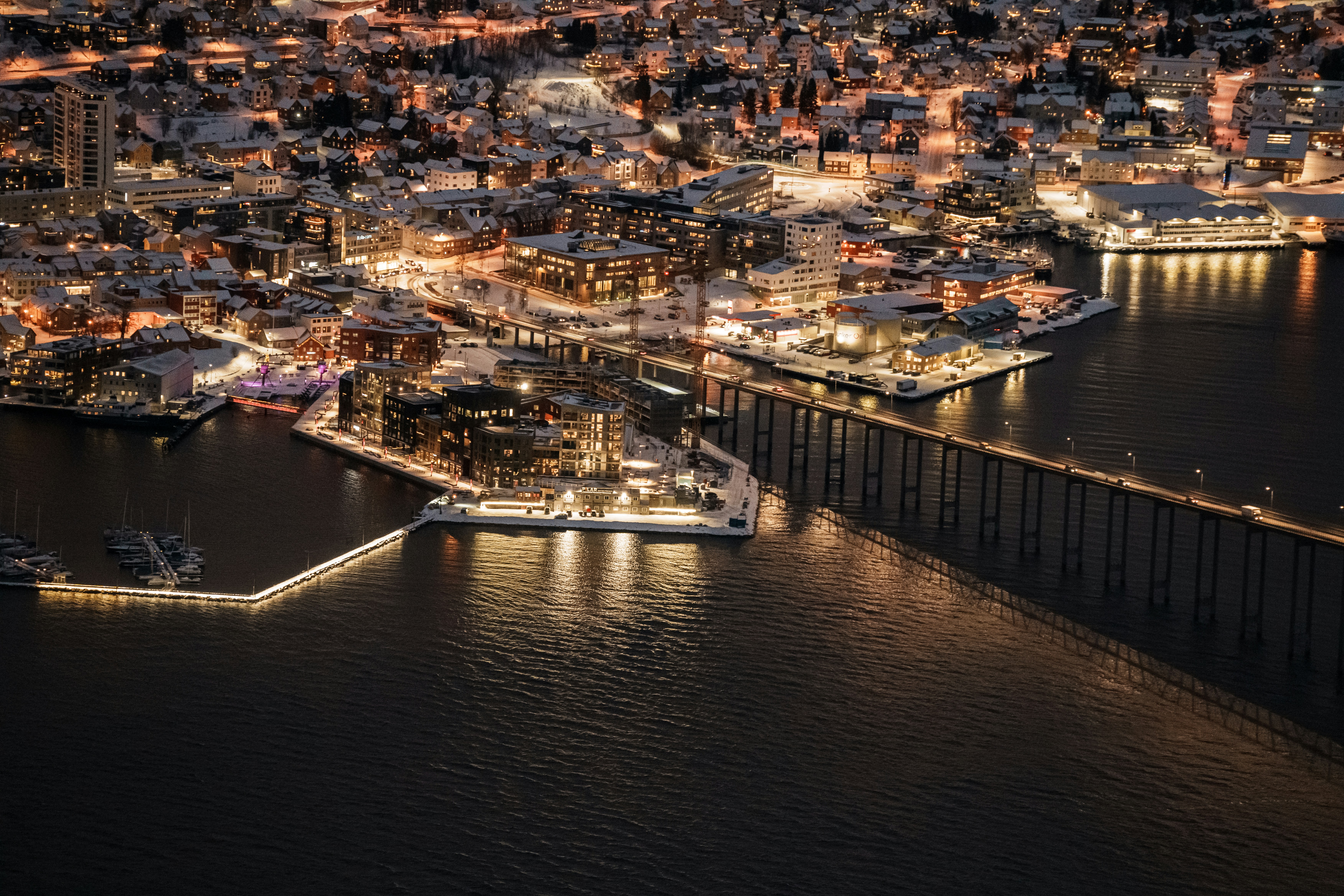 Noche nevada en Tromsø