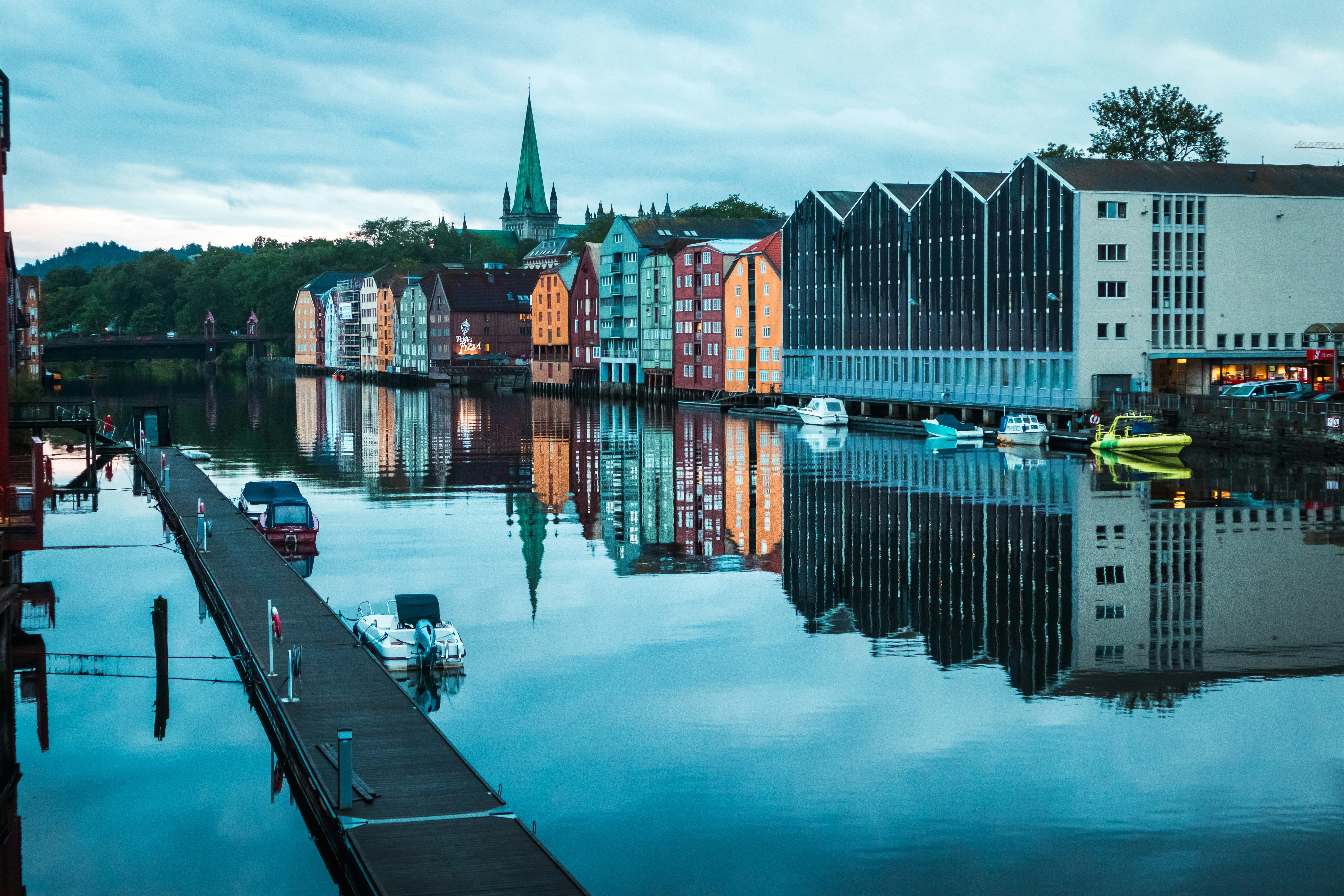 Vista de Trondheim con sus coloridos edificios reflejados en el río Nidelva