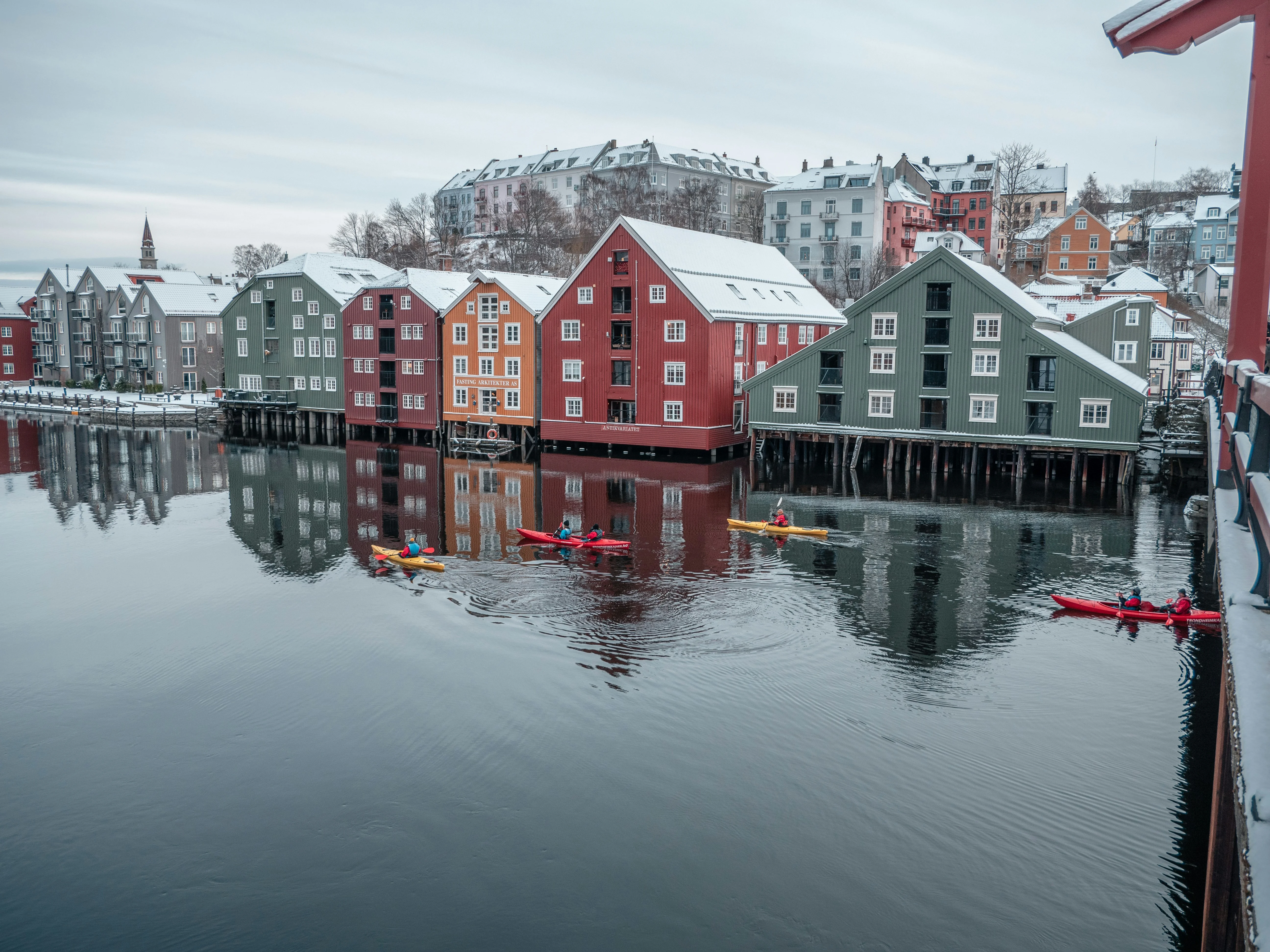 Casas coloridas de Bakklandet en invierno