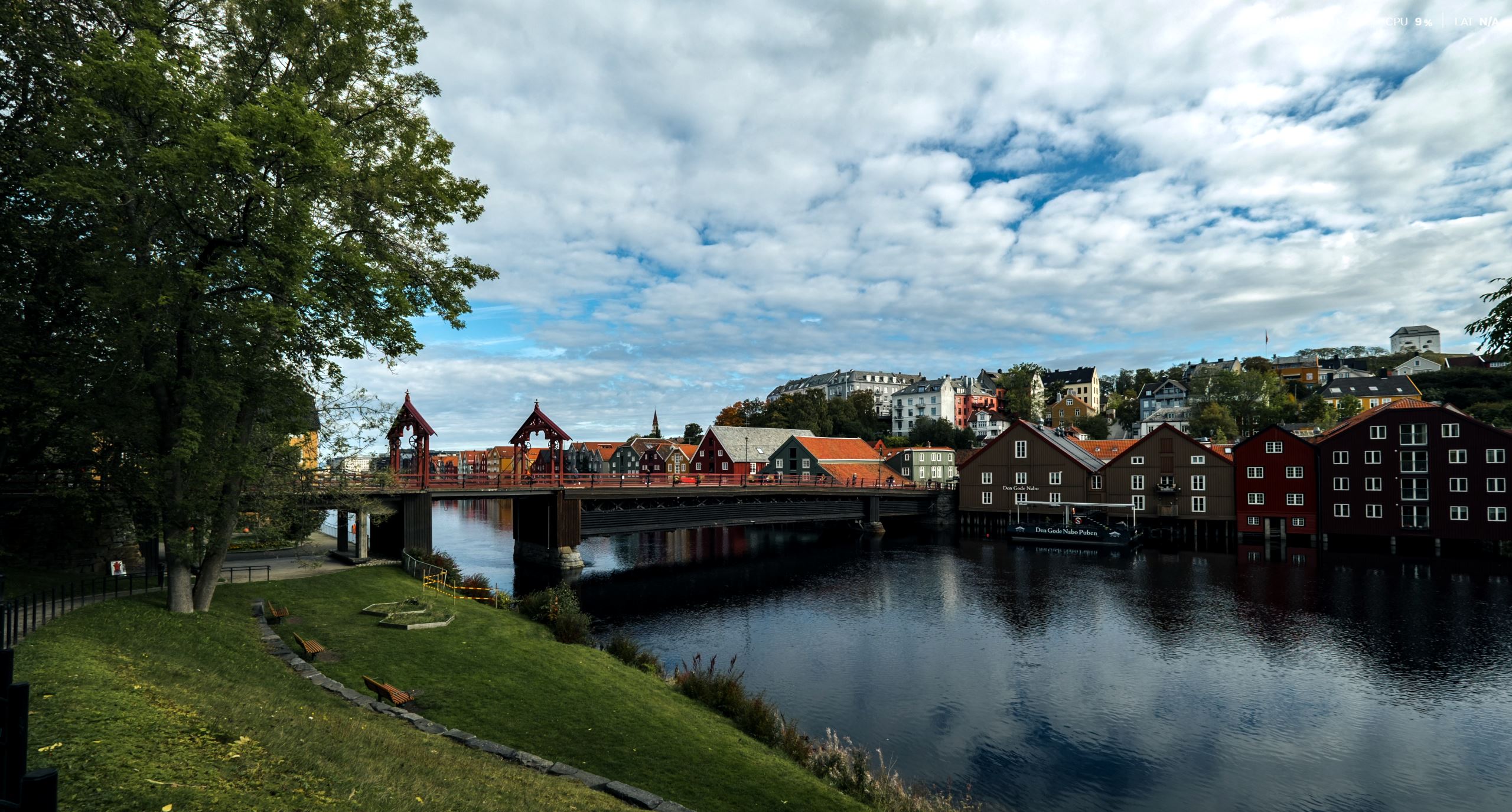 El puente viejo Gamle Bybro, conocido como Portal de la Felicidad
