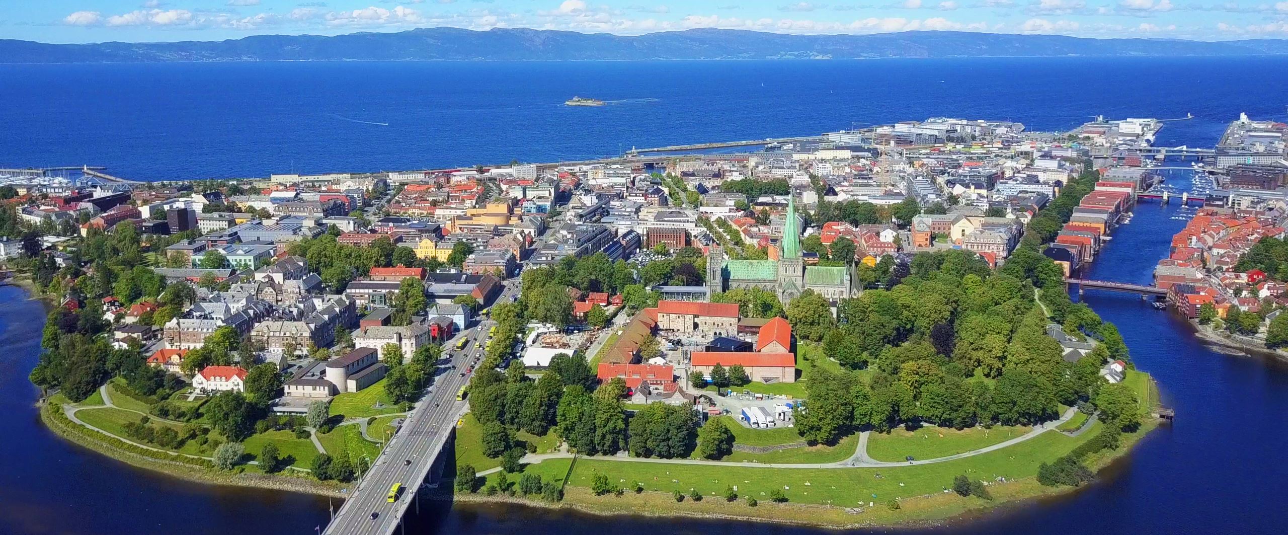 Vista panorámica de Trondheim con la catedral Nidaros y el río Nidelva
